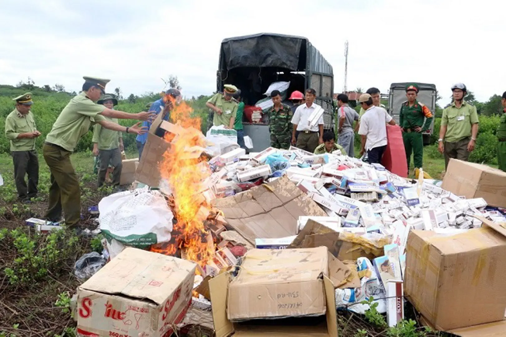 Thí điểm đấu giá thuốc lá ngoại nhập lậu bị tịch thu để xuất khẩu