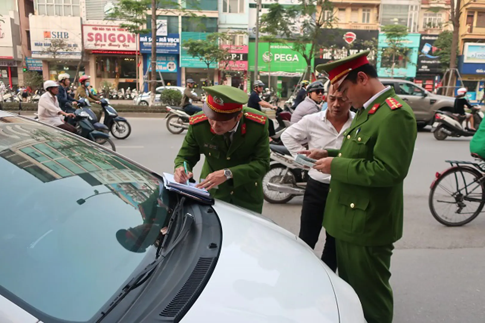 Công an quận Đống Đa tăng cường đảm bảo trật tự an toàn giao thông