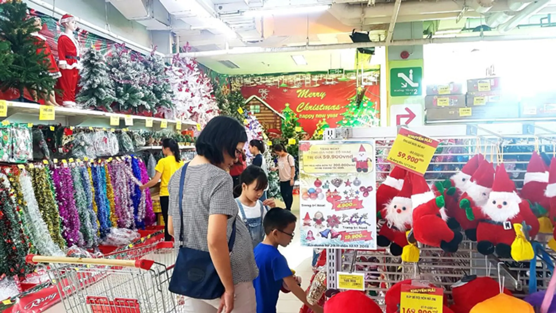 Các trung tâm thương mại giảm mạnh giá hàng hóa đón Noel