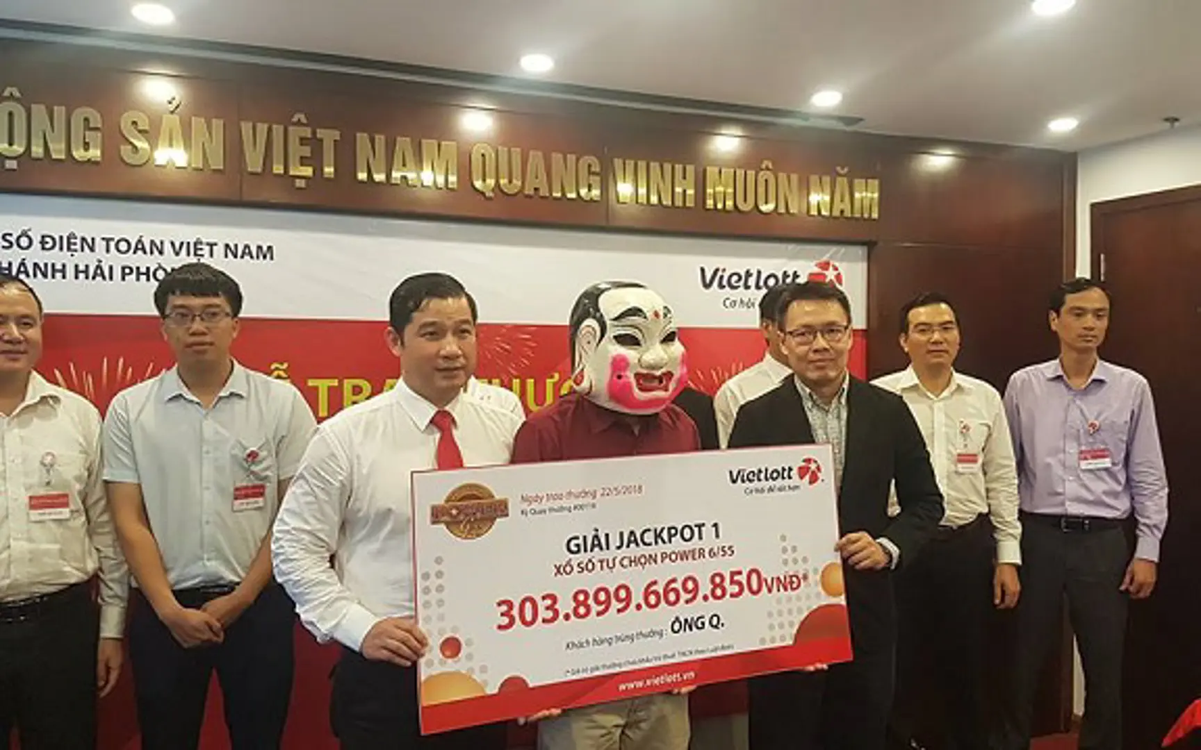 Khách hàng trúng 304 tỷ của Vietlott trích tiền thưởng tặng nhóm "hiệp sĩ" TP Hồ Chí Minh