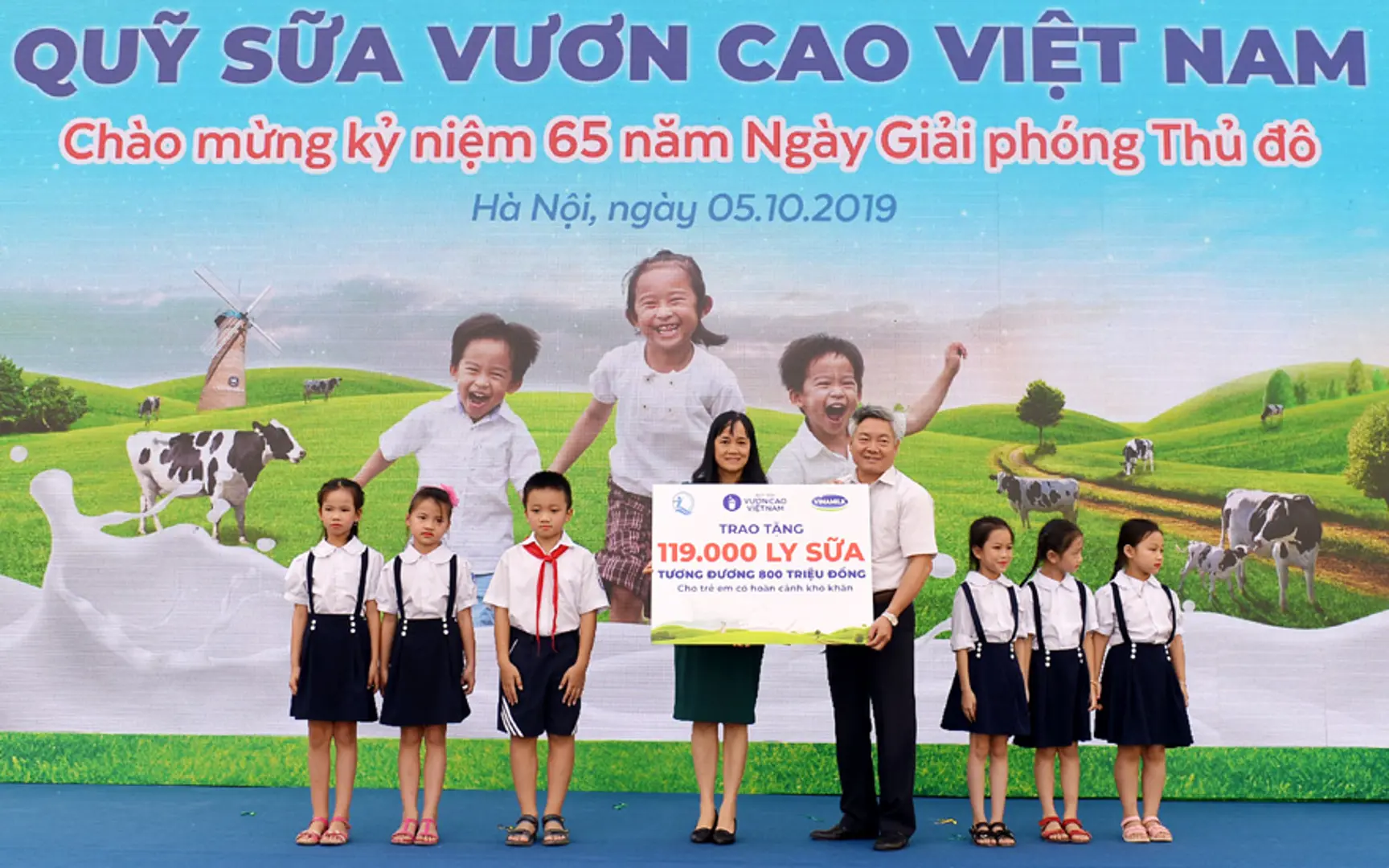 Hơn 60.000 cây xanh và 119.000 ly sữa Vinamilk dành tặng cho trẻ em Hà Nội