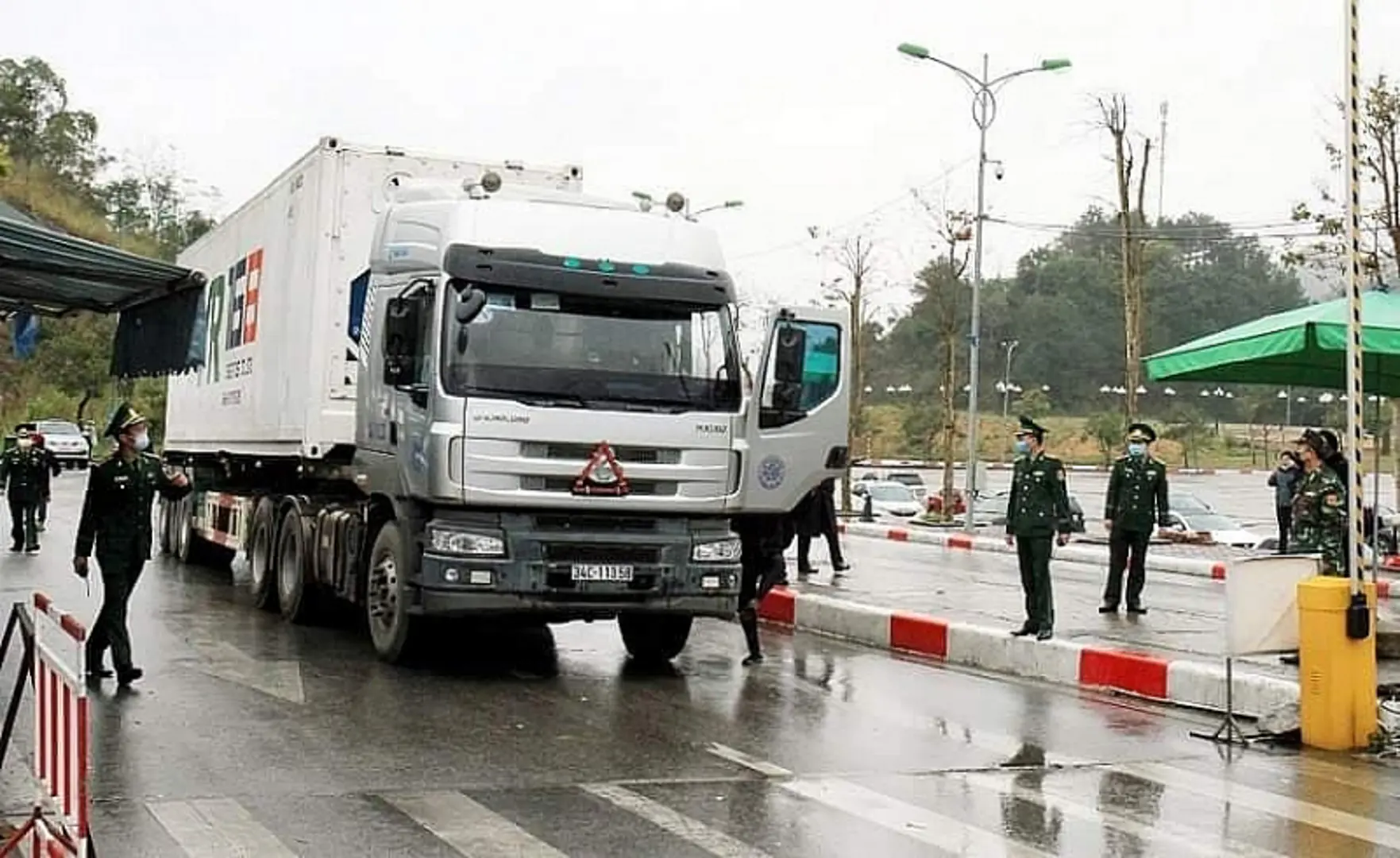 Thủ tướng cho phép giao nhận hàng hóa tại cửa khẩu, thực hiện nghiêm việc kiểm dịch