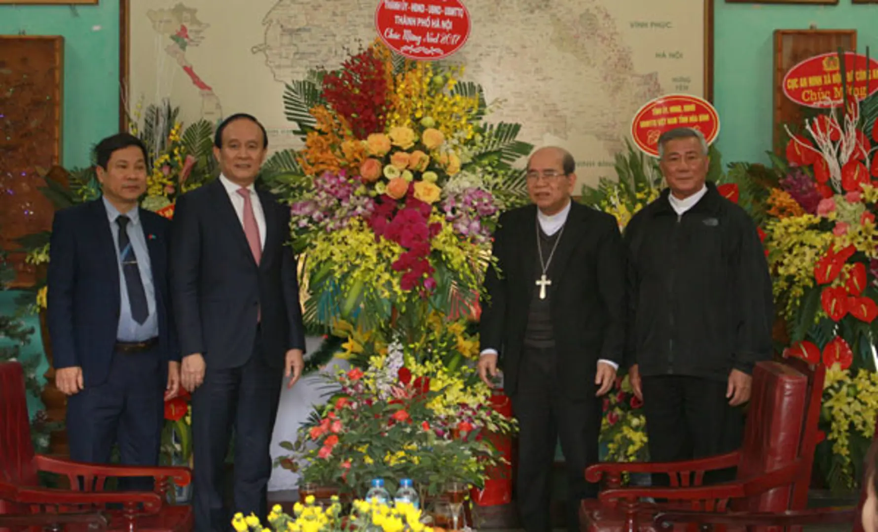 Phó Chủ tịch Thường trực HĐND TP Hà Nội Nguyễn Ngọc Tuấn chúc mừng Giáo phận Hưng Hóa