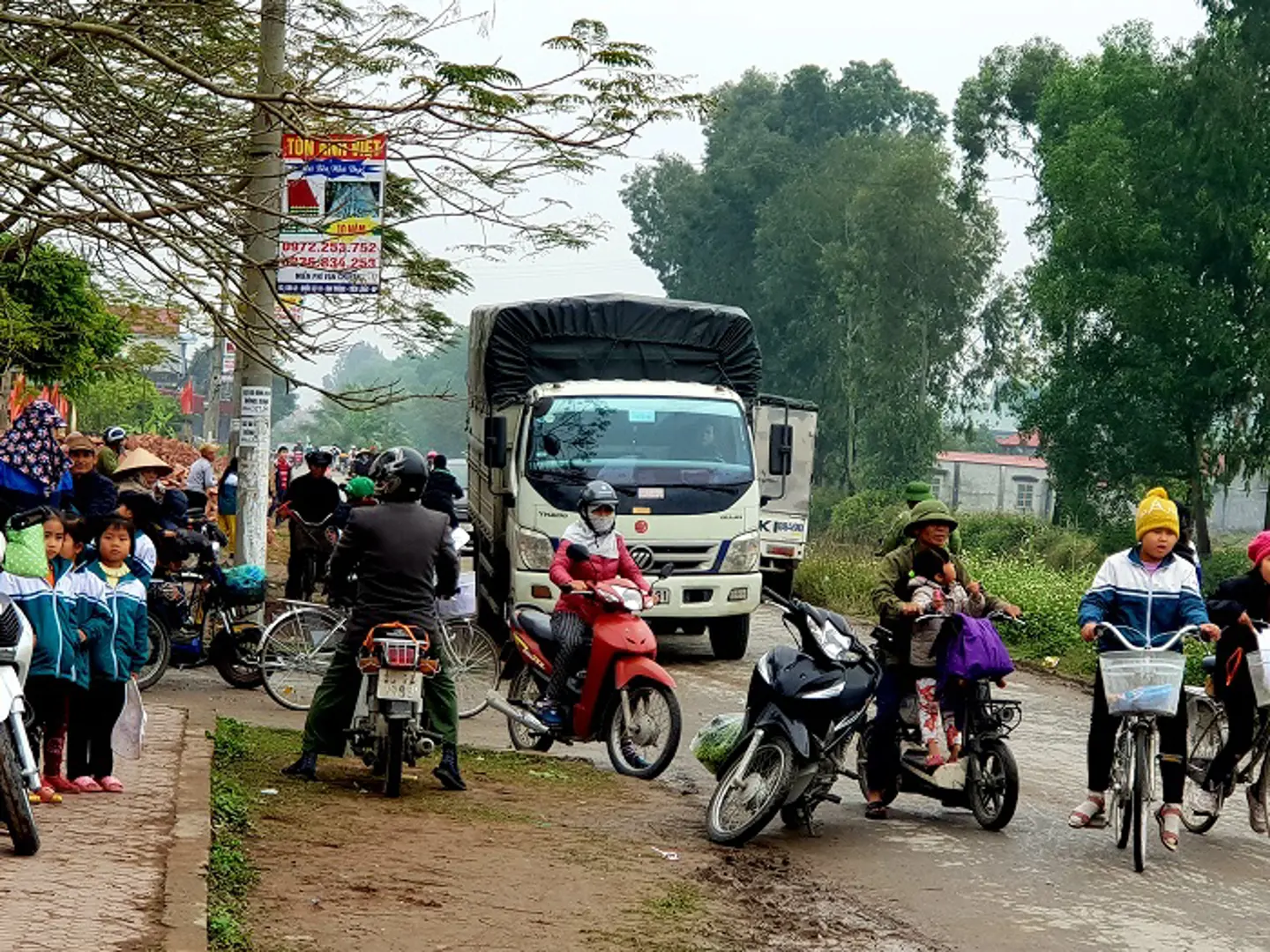 Hải Phòng: Xe ô tô né trạm thu phí làm "náo loạn" đường quê