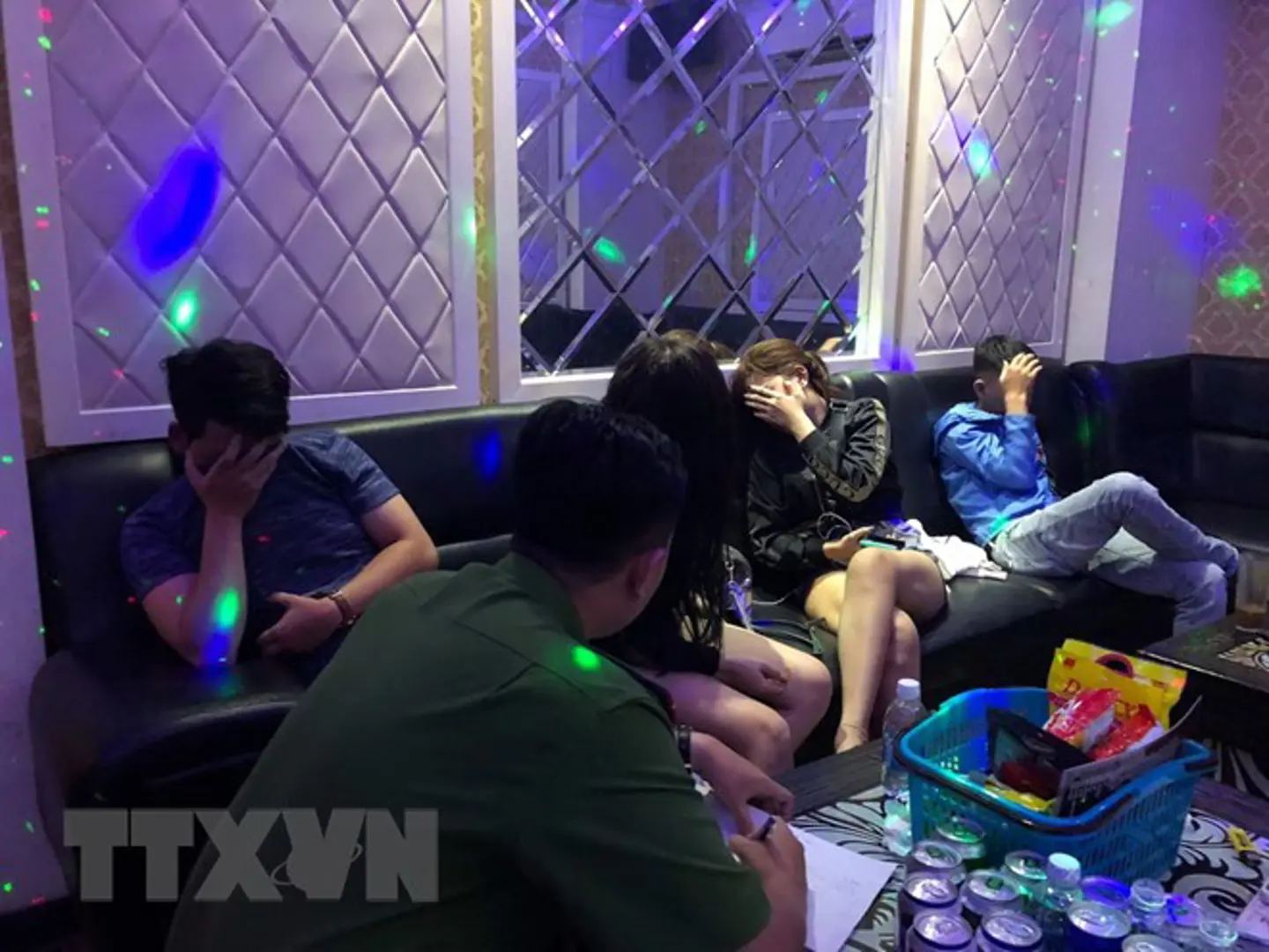 Kiểm tra đột xuất quán karaoke, phát hiện nhiều người sử dụng ma túy