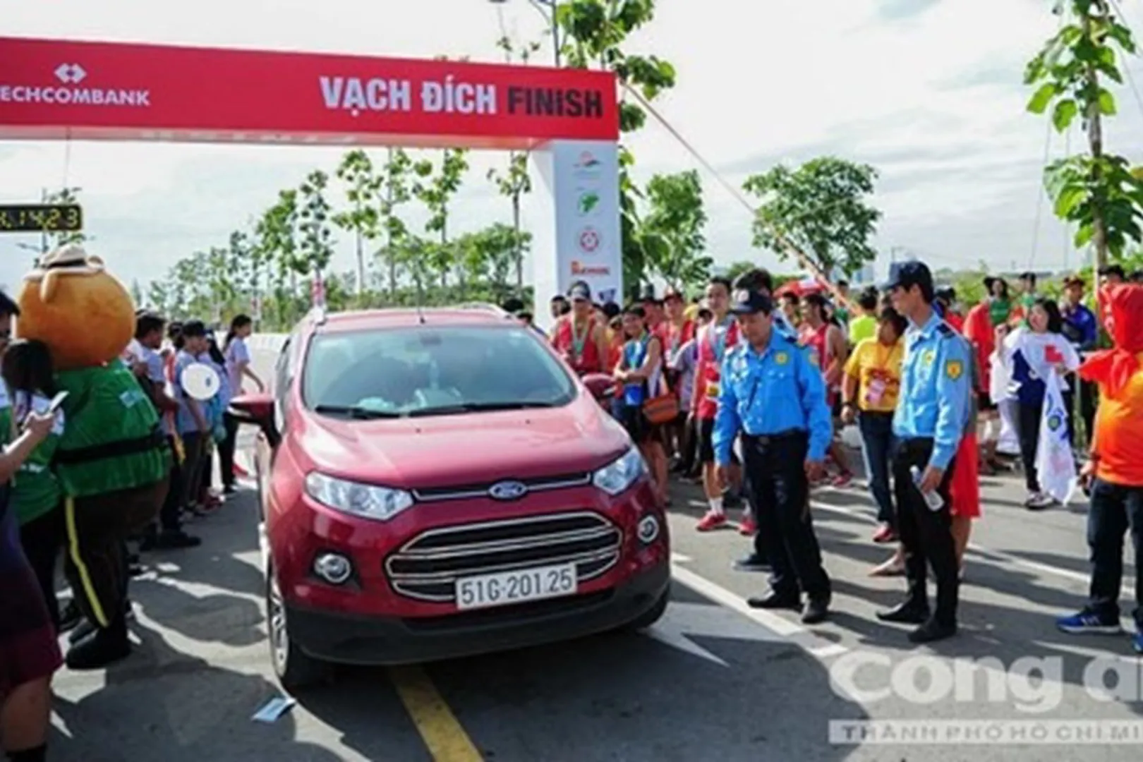 Xử lý nghiêm tài xế đi ô tô vào đường chạy marathon