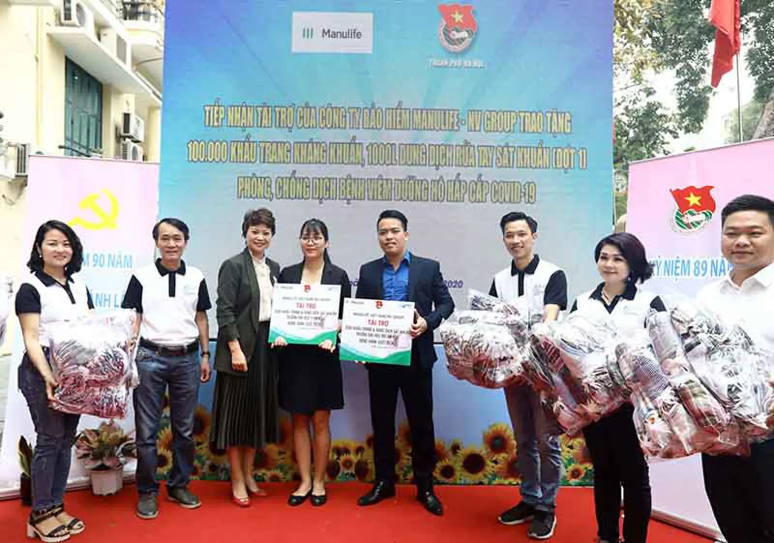 Manulife Việt Nam tặng Thành đoàn Hà Nội 100.000 khẩu trang, 650 lít dung dịch sát khuẩn