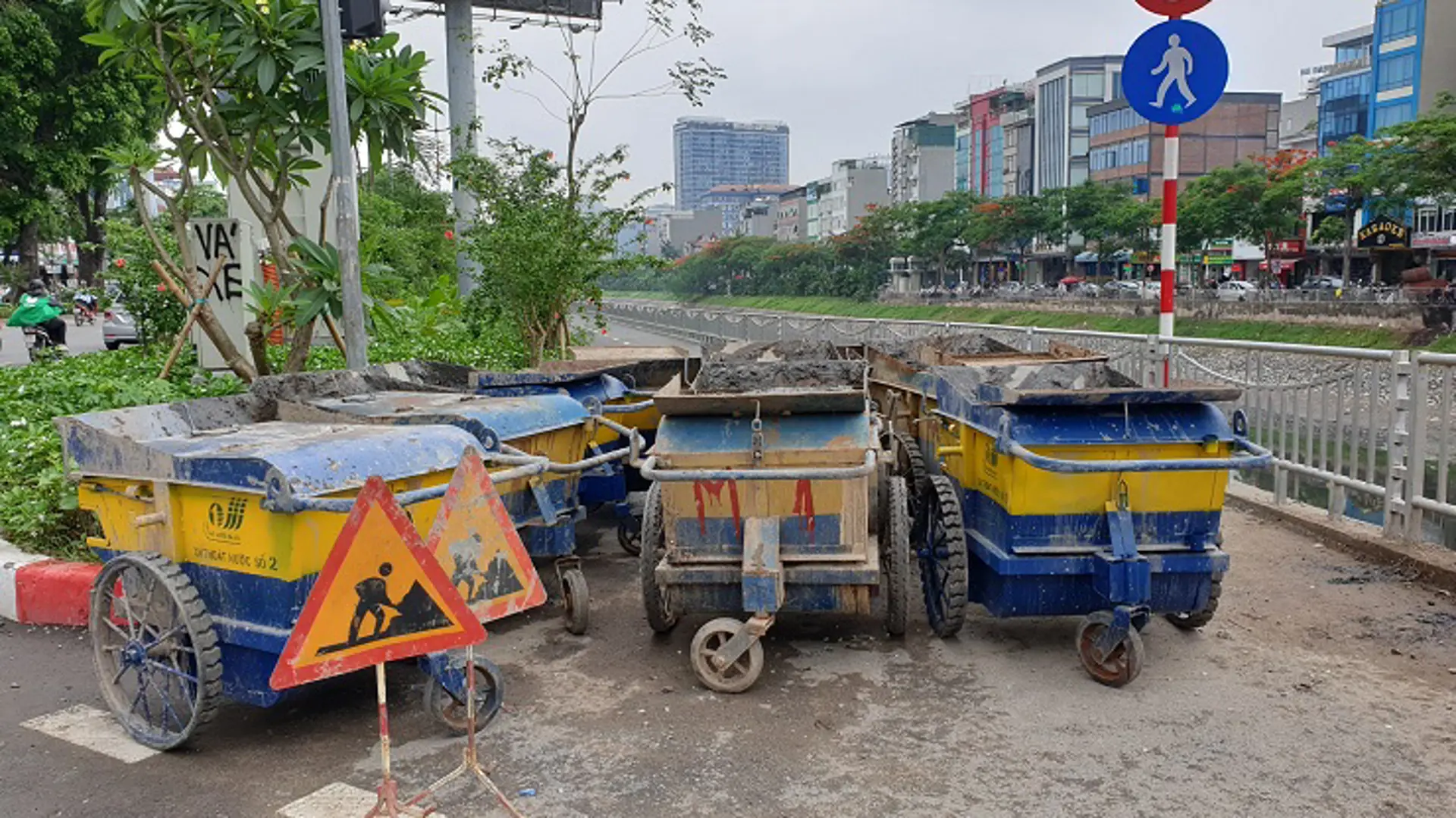 [Điểm nóng giao thông] Xe rác chặn đường đi bộ ven sông Tô Lịch