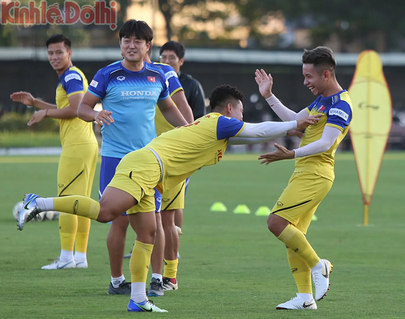 Giúp HAGL trụ hạng tại V-League, Văn Thanh và Hồng Duy vui vẻ tập luyện cùng ĐT Việt Nam