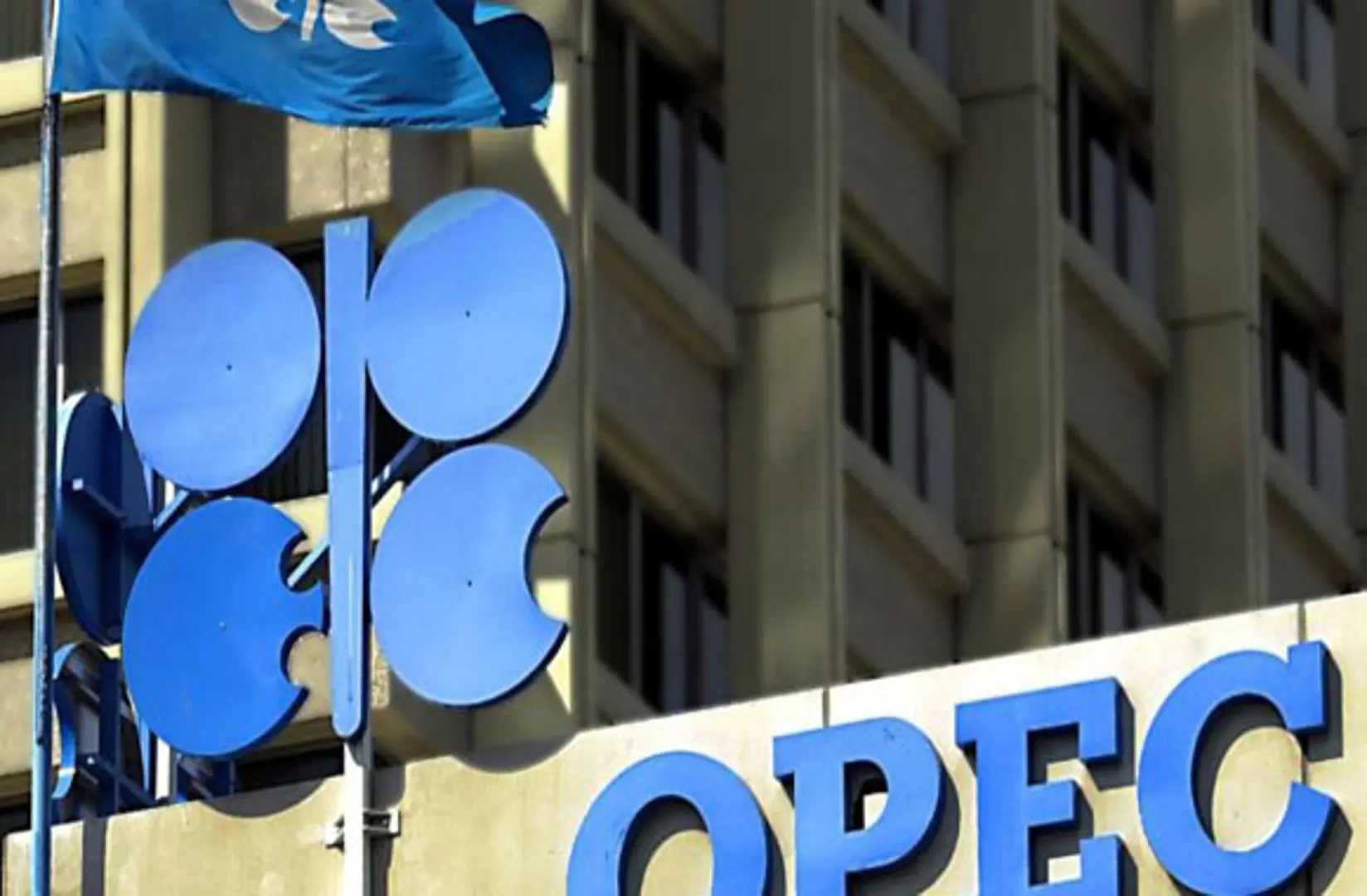 OPEC hối thúc ngăn chặn tình trạng dư cung mới trên thị trường dầu mỏ