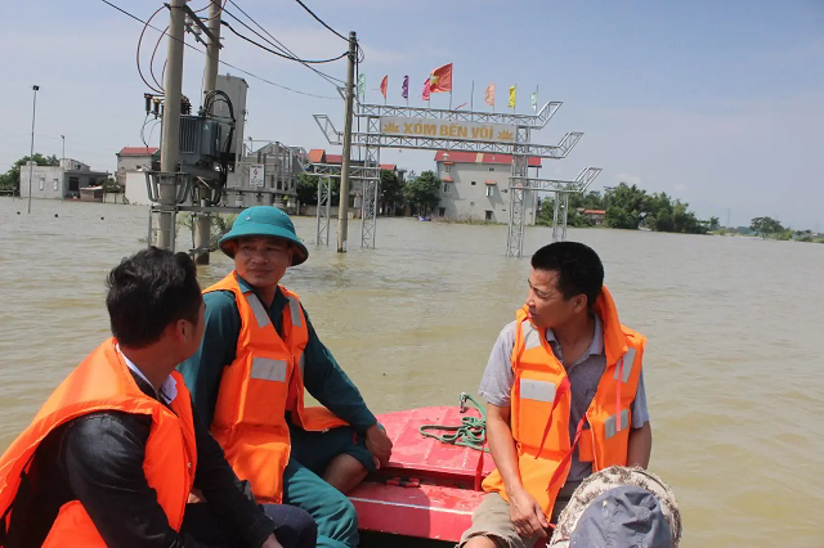 Huyện Quốc Oai: Xóm Vôi vẫn chìm sâu trong biển nước