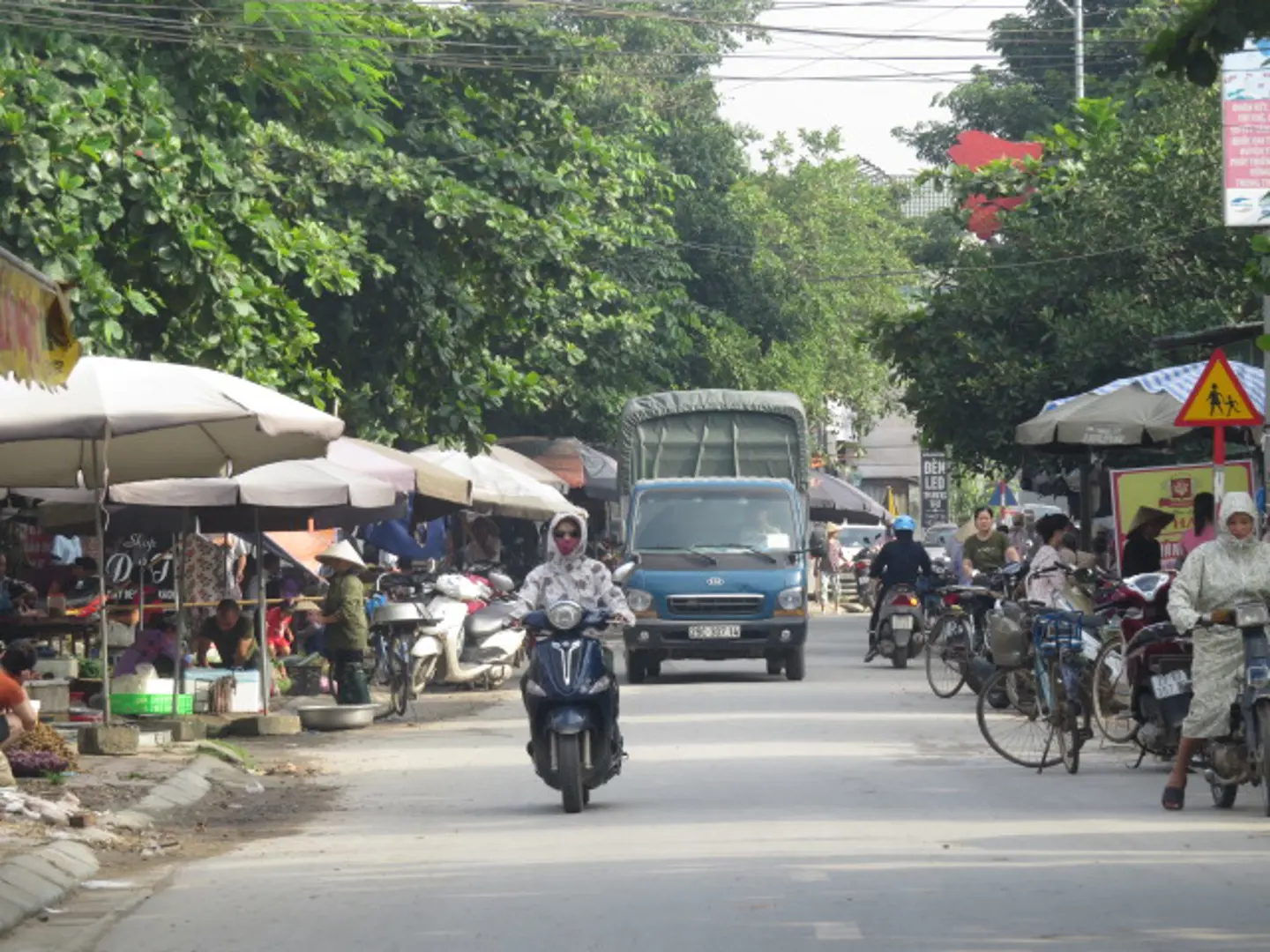 Xử lý chợ cóc vây trụ sở UBND xã Sài Sơn