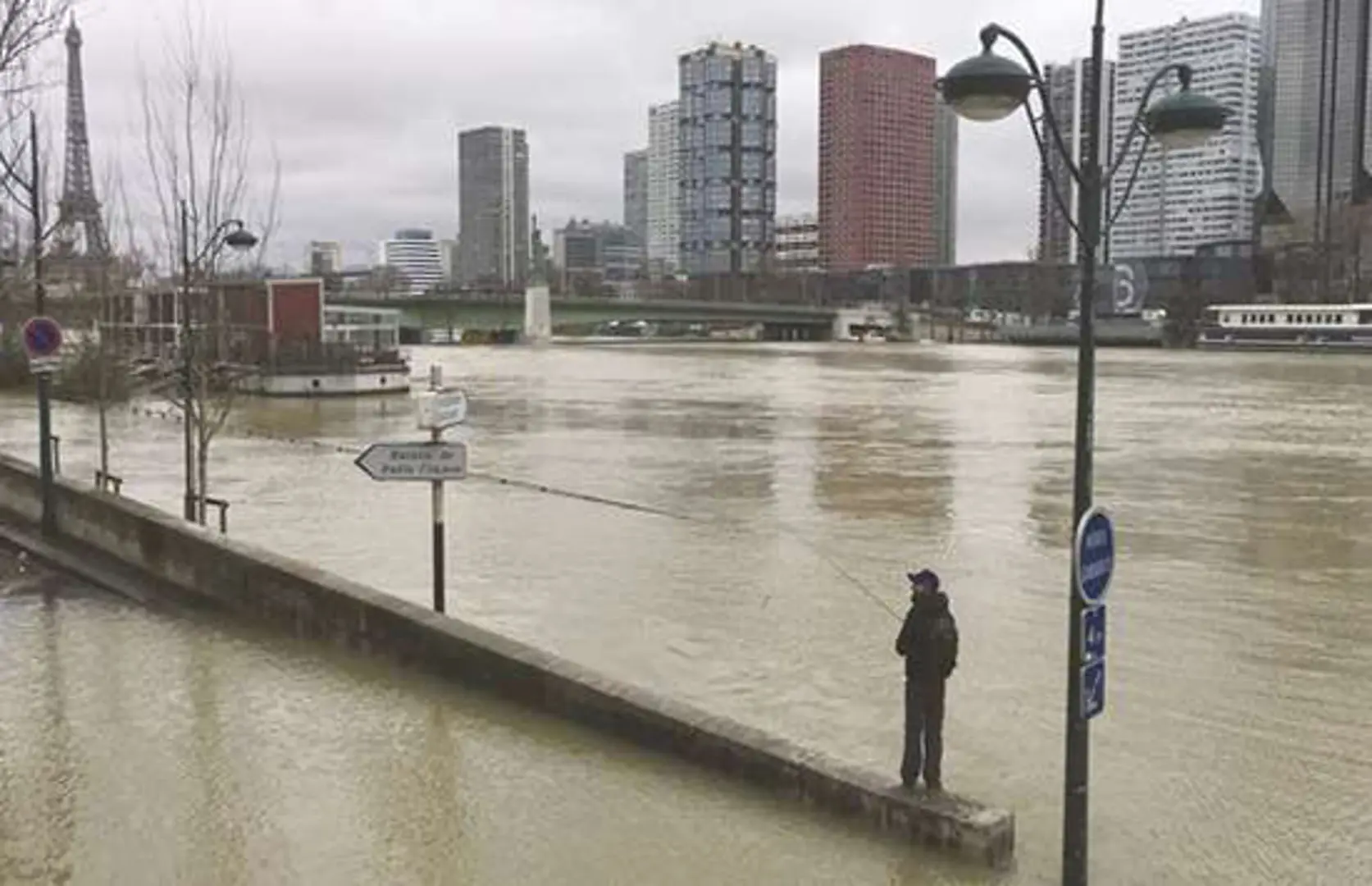 Pháp sơ tán người dân tại thủ đô Paris khi lũ đạt đỉnh mới