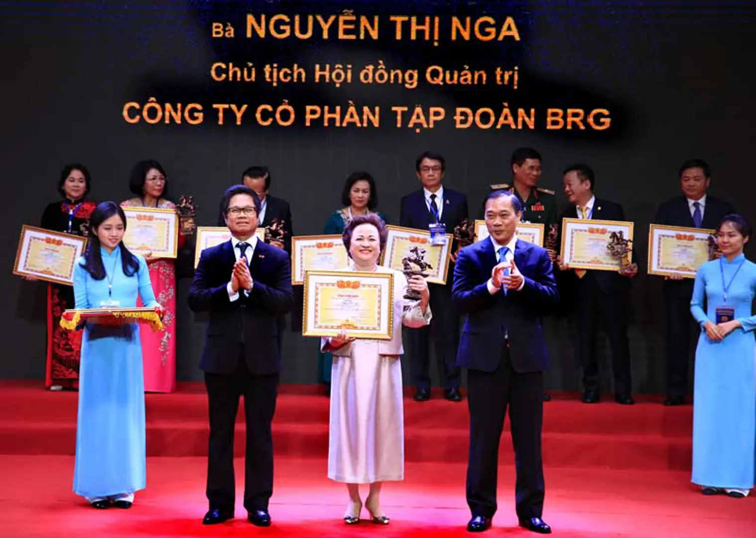 Madame Nguyễn Thị Nga Chủ tịch Tập đoàn BRG được vinh danh "Doanh nhân Việt Nam tiêu biểu - Cúp Thành Gióng 2019"