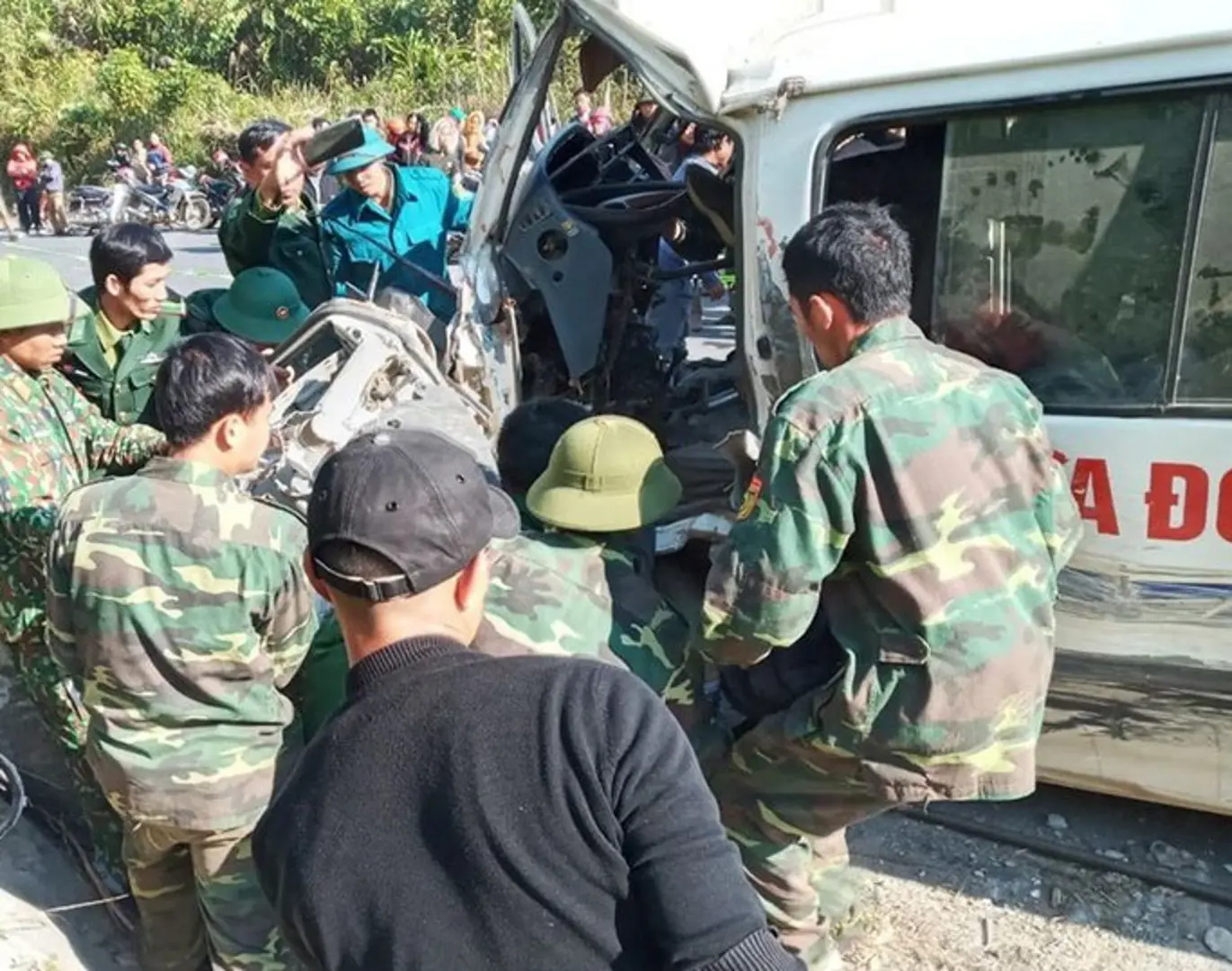 Ô tô chở đoàn từ thiện đâm vào vách núi thuộc diện "không được phép lưu thông"