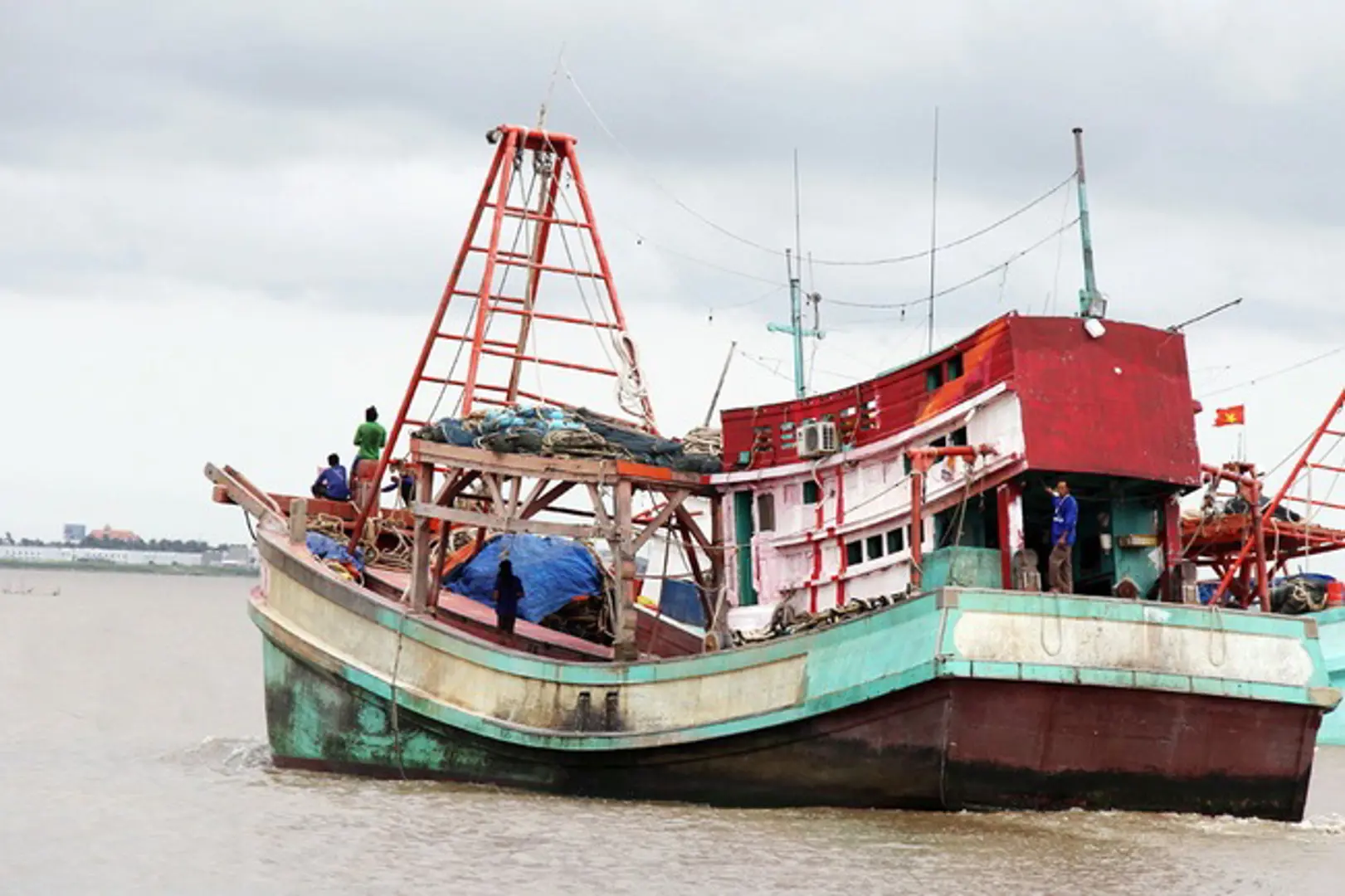 Xử lý nghiêm các tàu cá vi phạm khai thác IUU