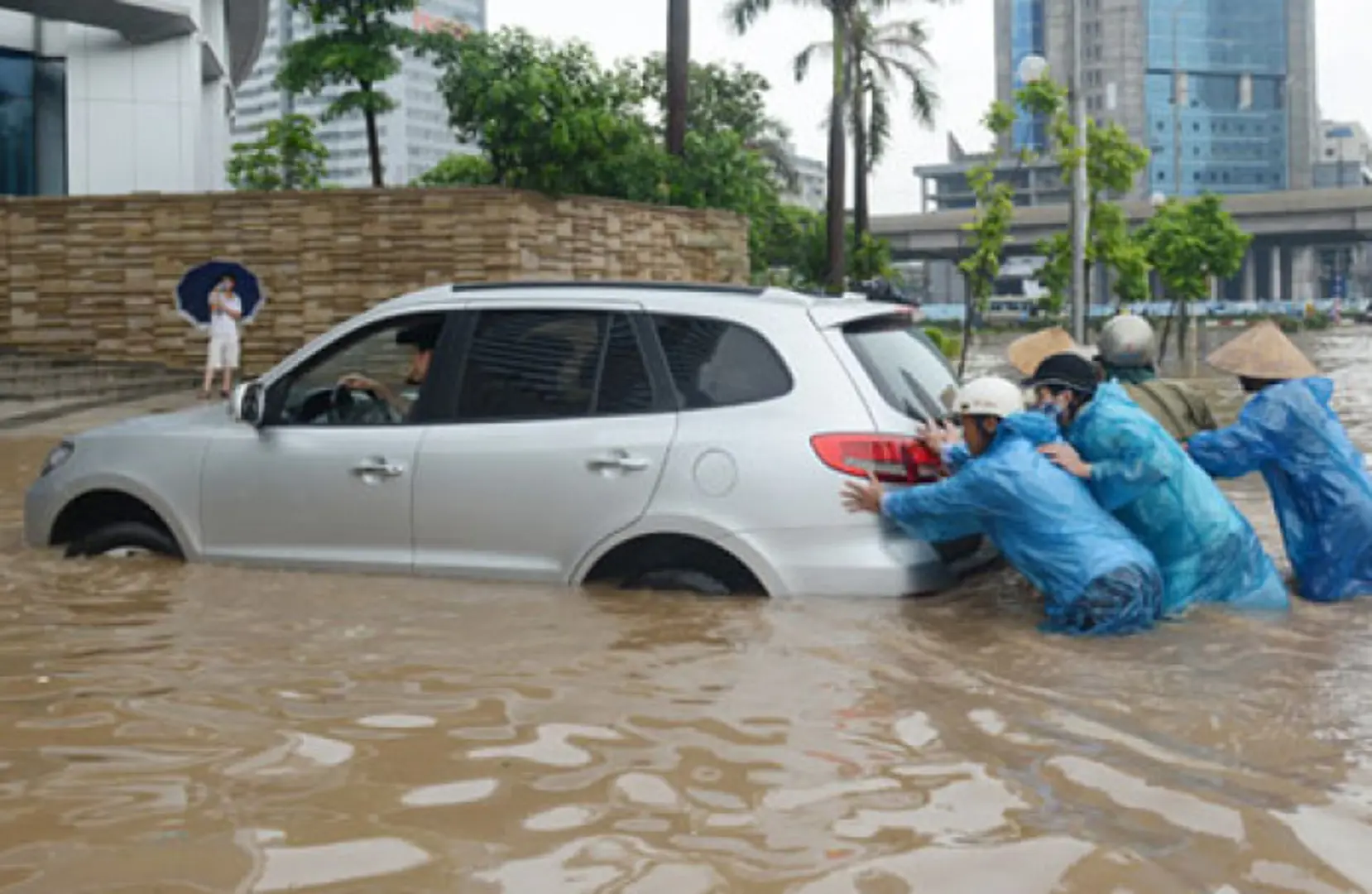 Những lưu ý khi ô tô đi qua đoạn đường ngập nước và cách xử lý khi bị thủy kích