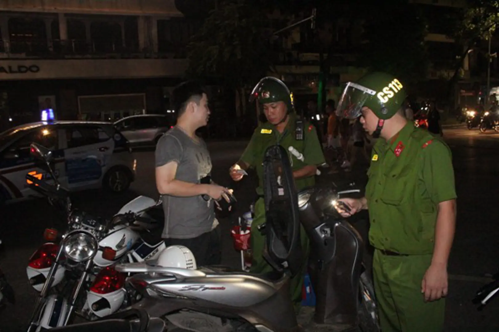 Công an Hoàn Kiếm quyết liệt trấn áp tình trạng cổ vũ, đua xe trái phép