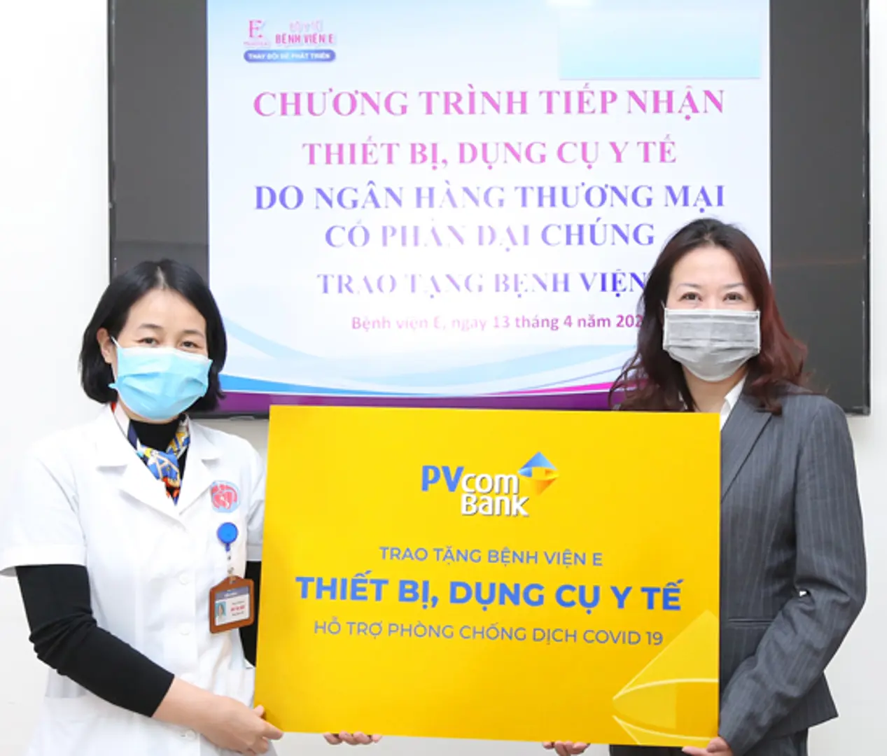 PVcomBank tài trợ vật tư y tế cho bệnh viện chống dịch Covid-19