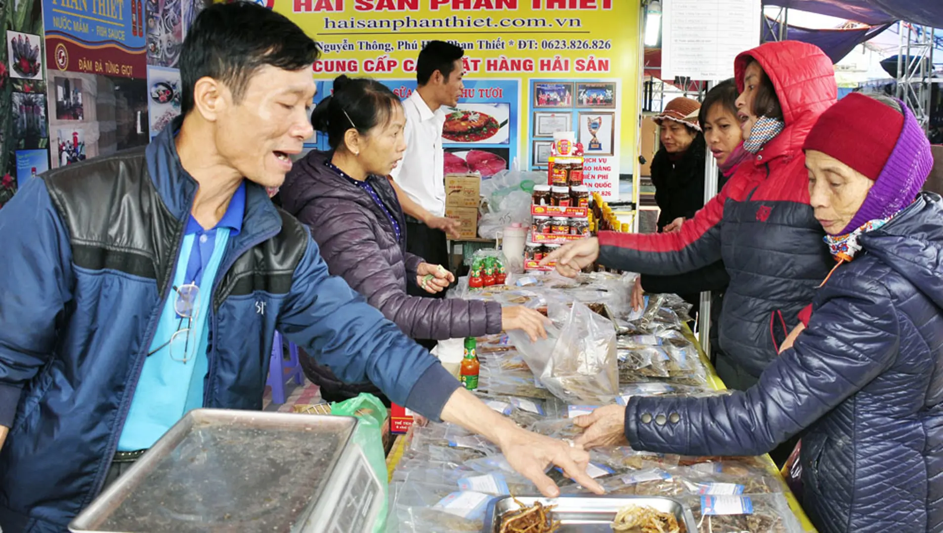 Phiên chợ Việt tại ngoại thành: Người dân và doanh nghiệp cùng có lợi