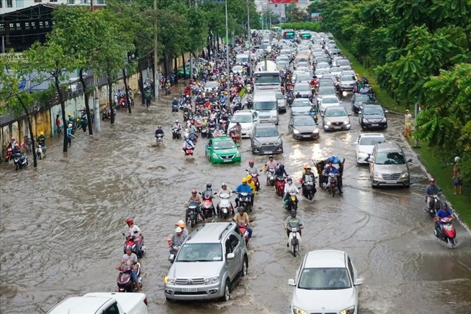 TP Hồ Chi Minh: Gần 500 tỷ đồng nâng đường Nguyễn Hữu Cảnh lên 1,2m để chống ngập