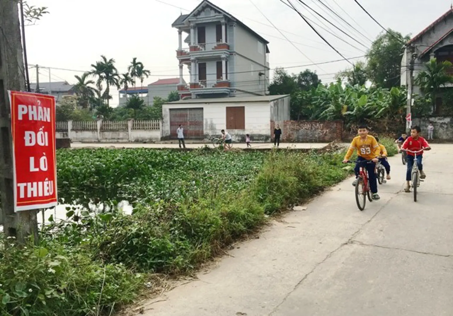 Huyện Mê Linh: Nhiều phụ huynh vẫn bắt con em phải nghỉ học