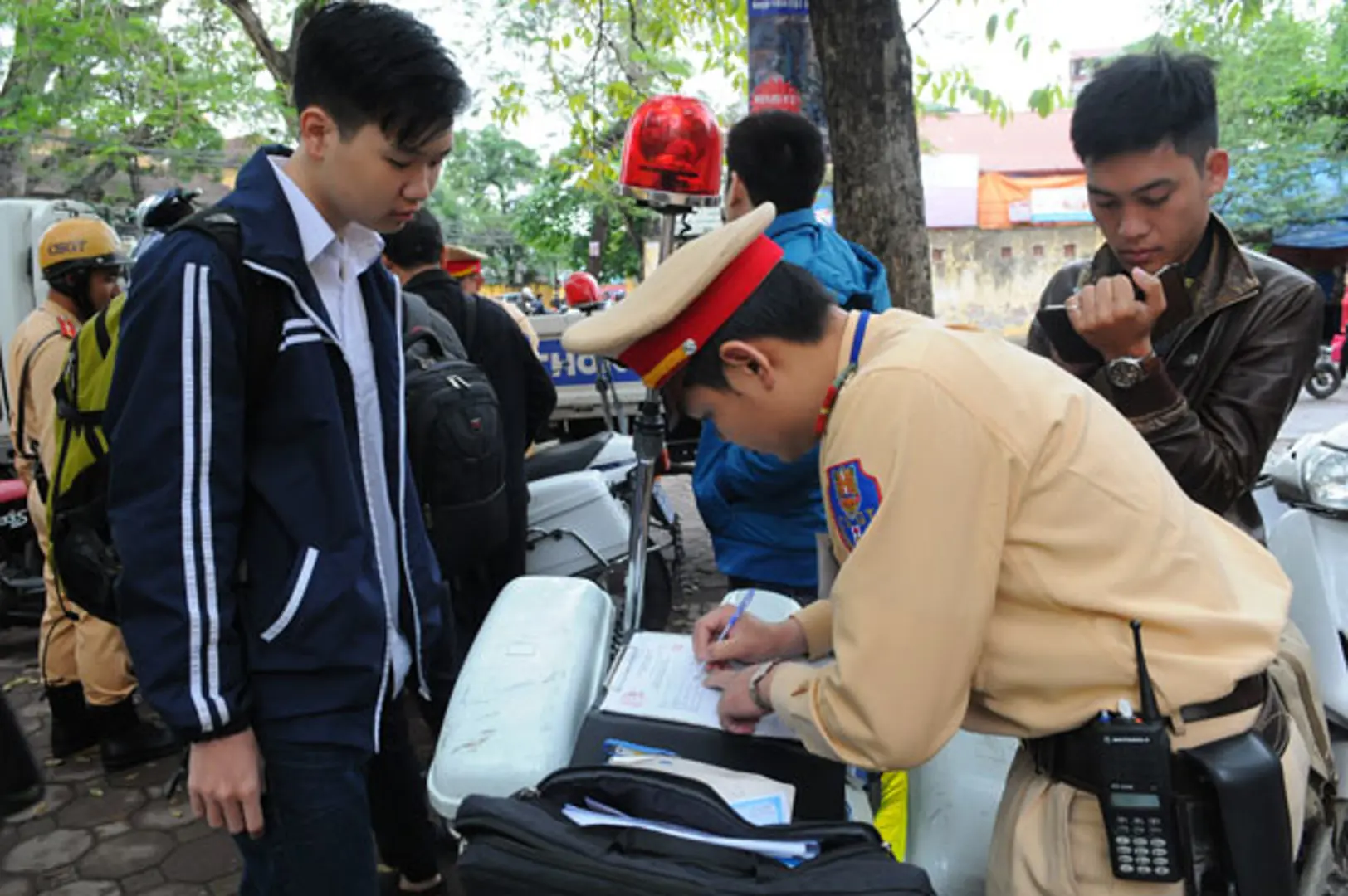 Giải bài toán an toàn giao thông cho học sinh, sinh viên - Bài 2: Vô tư đầu trần