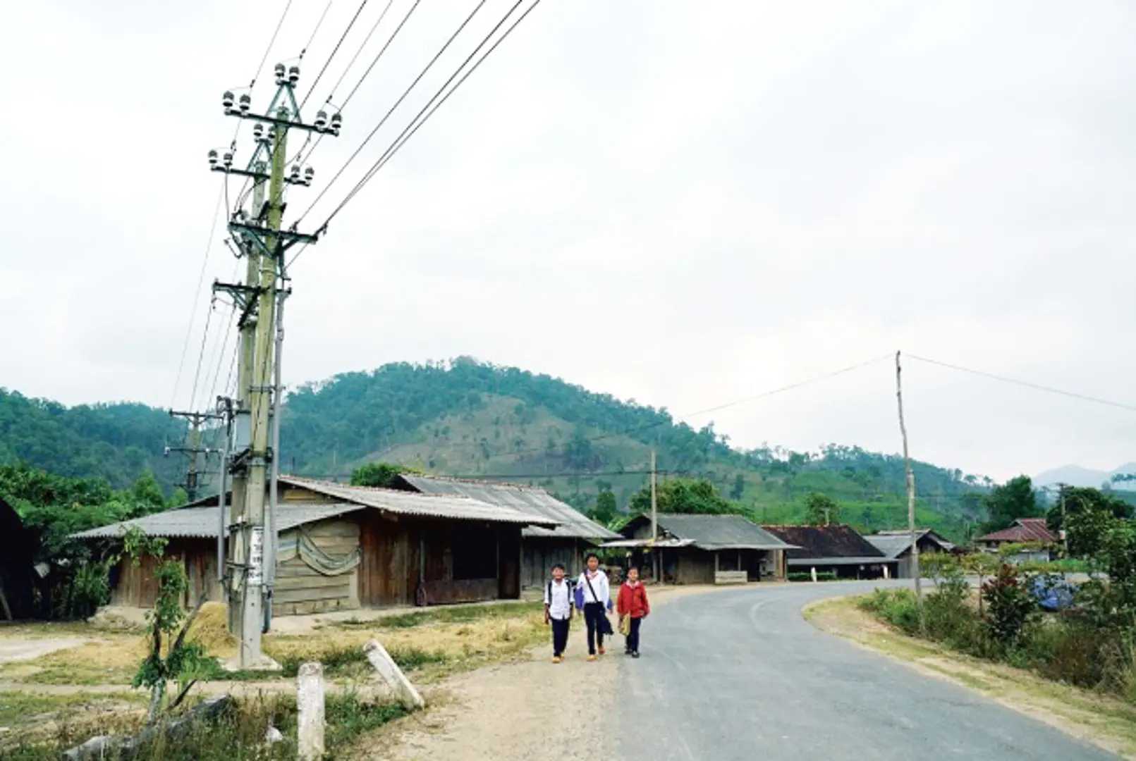 Còn 1.422 thôn bản vùng dân tộc miền núi chưa có điện, phải dùng dầu thắp sáng