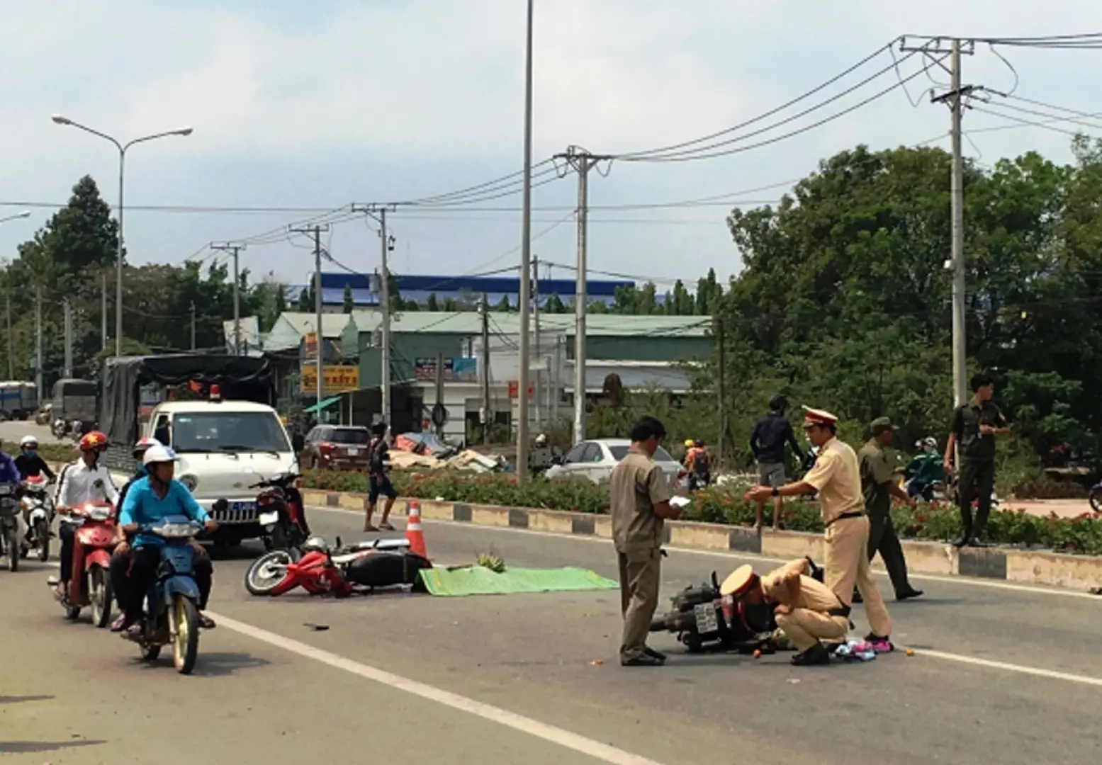 Bình Dương: Xe máy đâm liên hoàn khiến 4 người thương vong