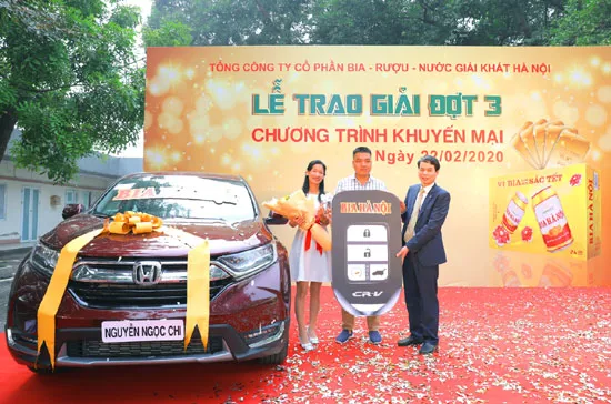 Bia Hà Nội trao giải khách hàng may mắn trong Chương trình khuyến mại “Vị Bia làm nên sắc Tết”