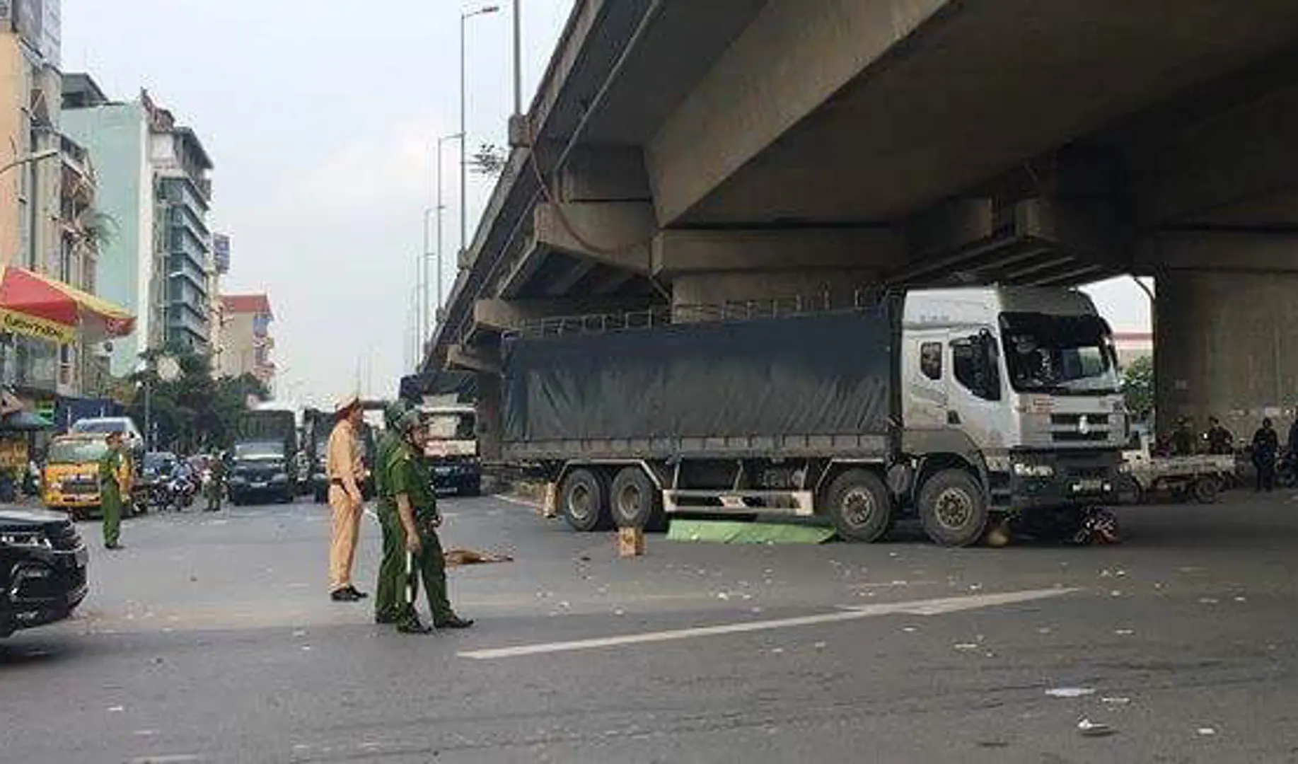 Hà Nội: Va chạm với xe tải, người phụ nữ tử vong trên đường Giải Phóng