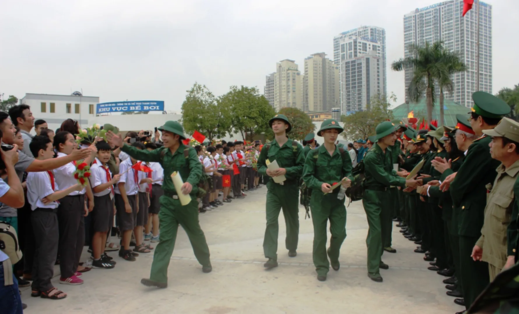 Quận Thanh Xuân: 70 thanh niên ưu tú lên đường nhập ngũ