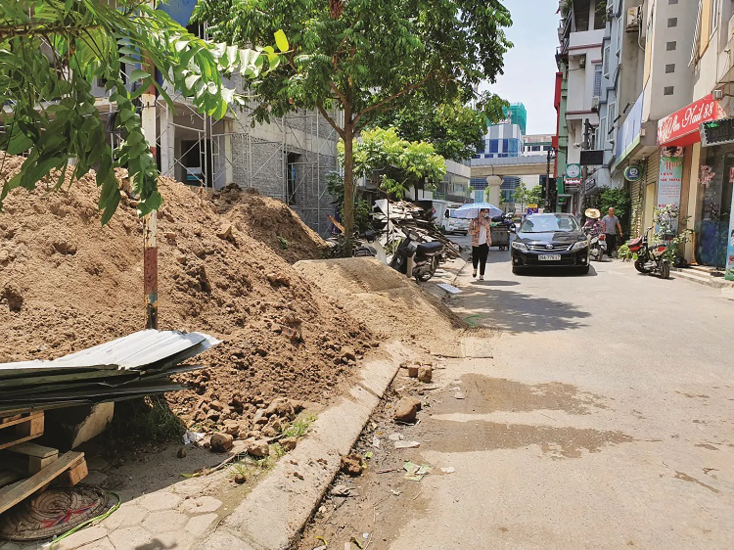 [Điểm nóng giao thông] Vật liệu xây dựng chiếm vỉa hè