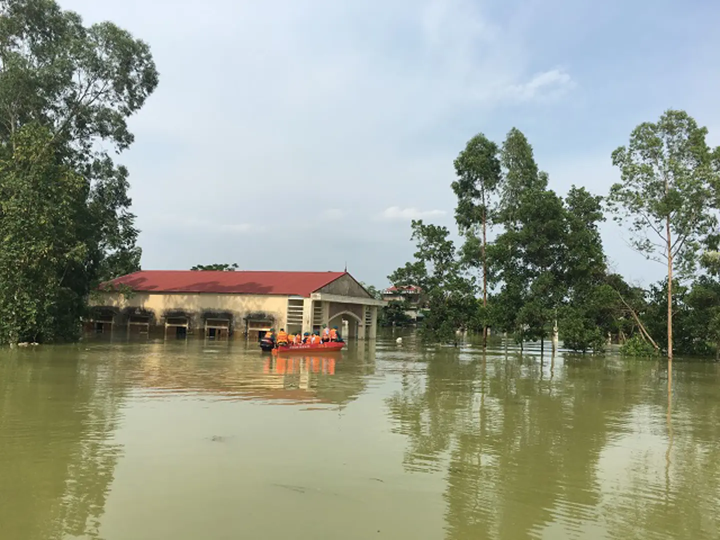 Hơn 6.500 người dân vùng lũ huyện Chương Mỹ vẫn đang phải sơ tán