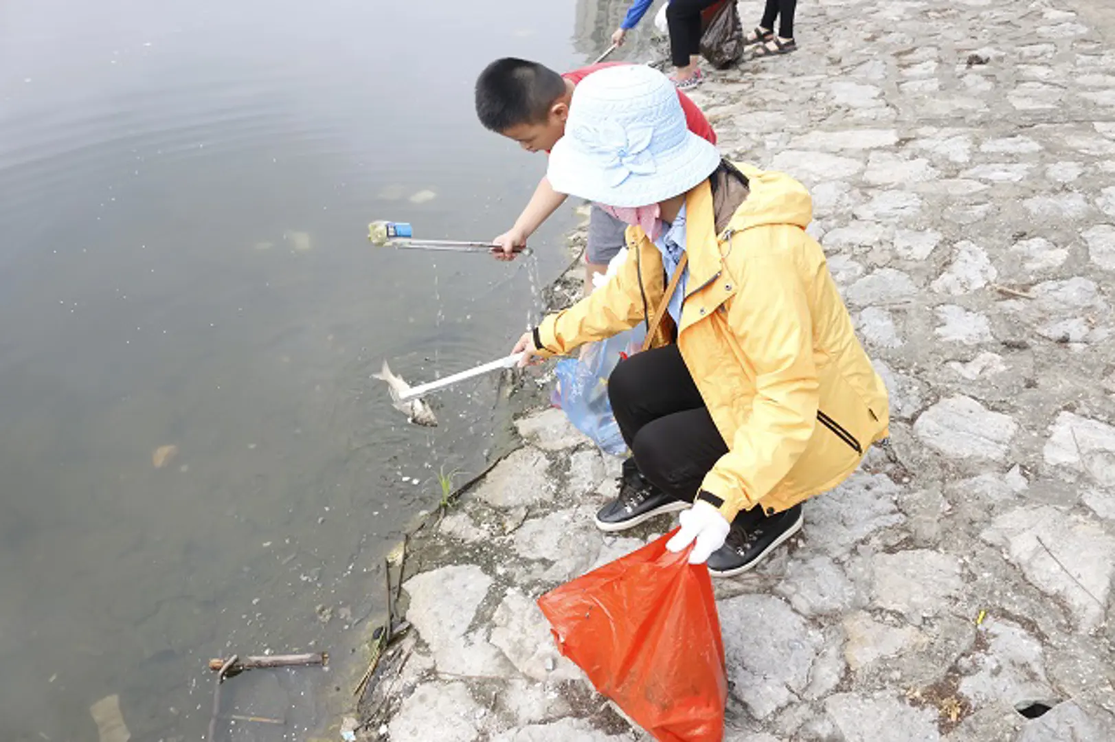 Những người cao tuổi "thích" nhặt rác ở hồ Giảng Võ