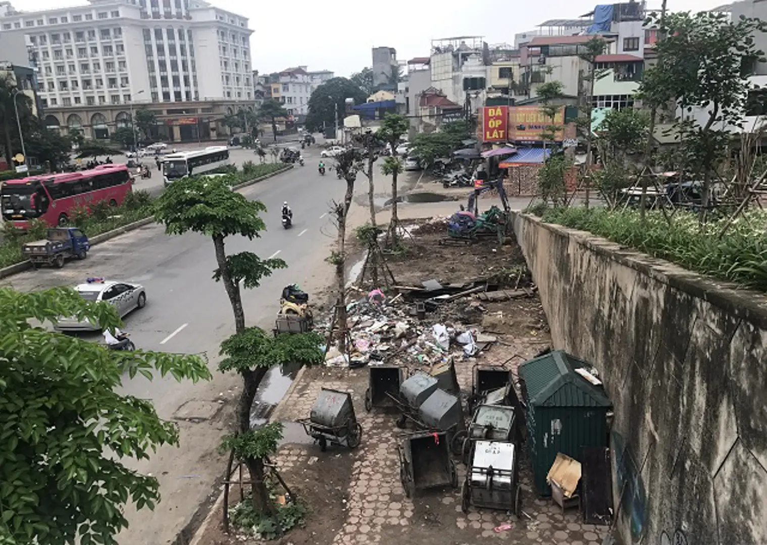 Hà Nội: Rác thải ngổn ngang tại cầu vượt Hoàng Hoa Thám – Văn Cao