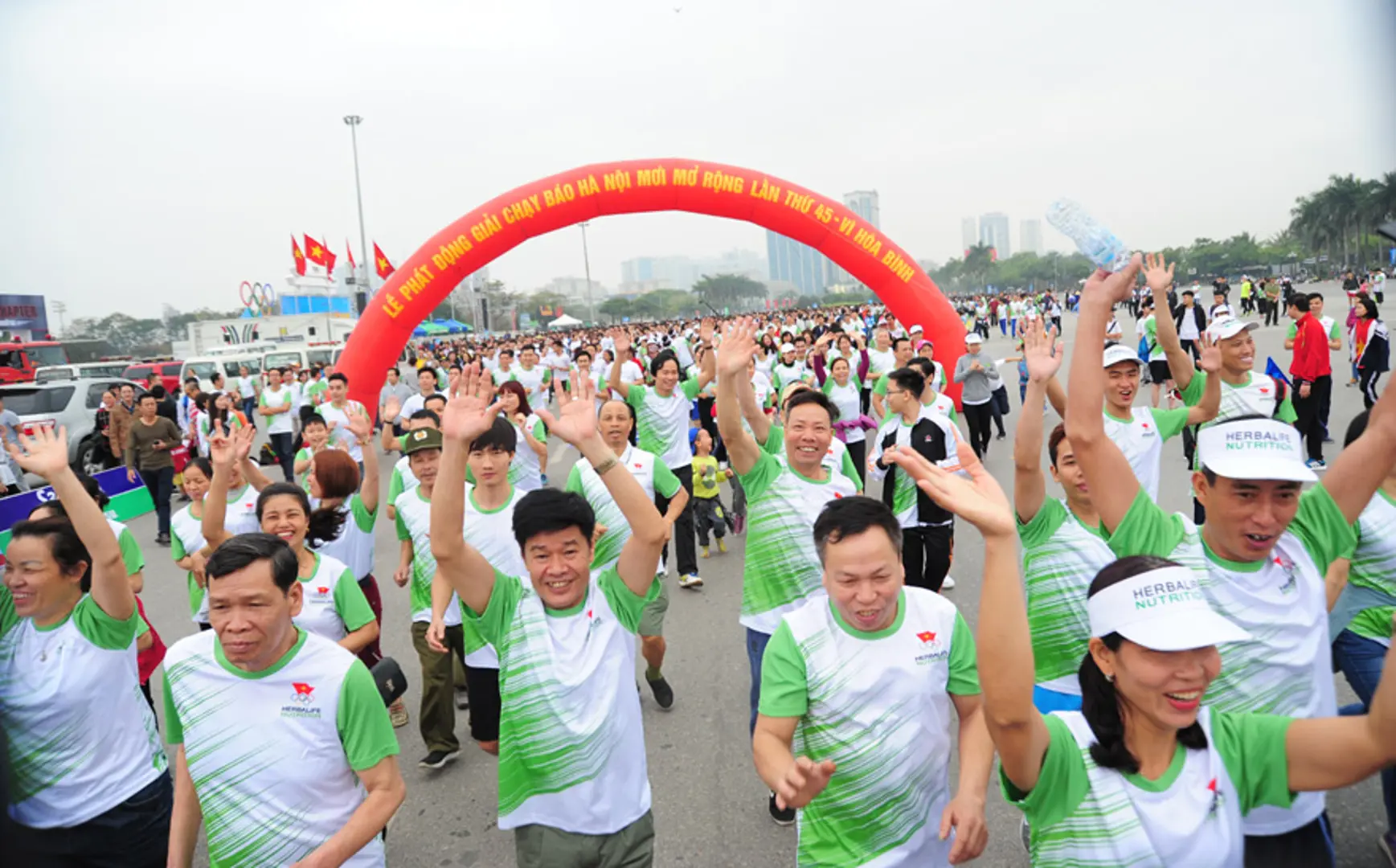 Gần 8.000 người tham gia "Ngày chạy Olympic - Vì sức khỏe toàn dân"