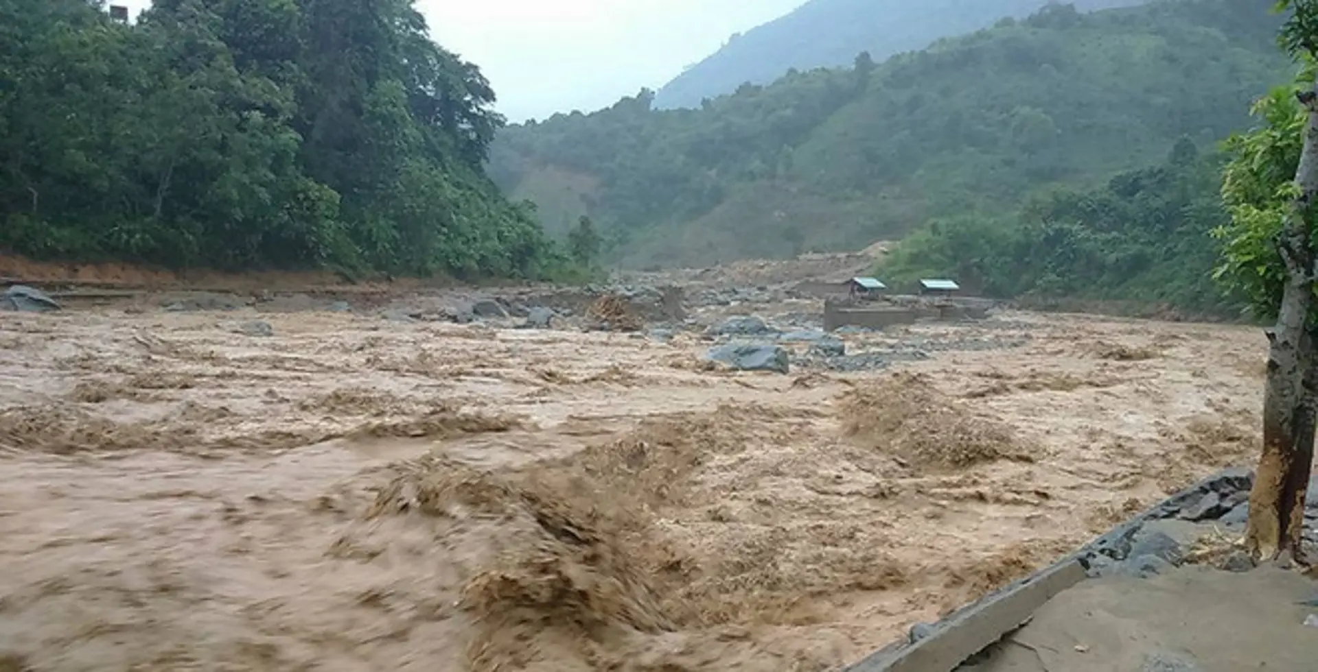 Lũ quét, sạt lở đất đe dọa nhiều tỉnh thành phía Bắc