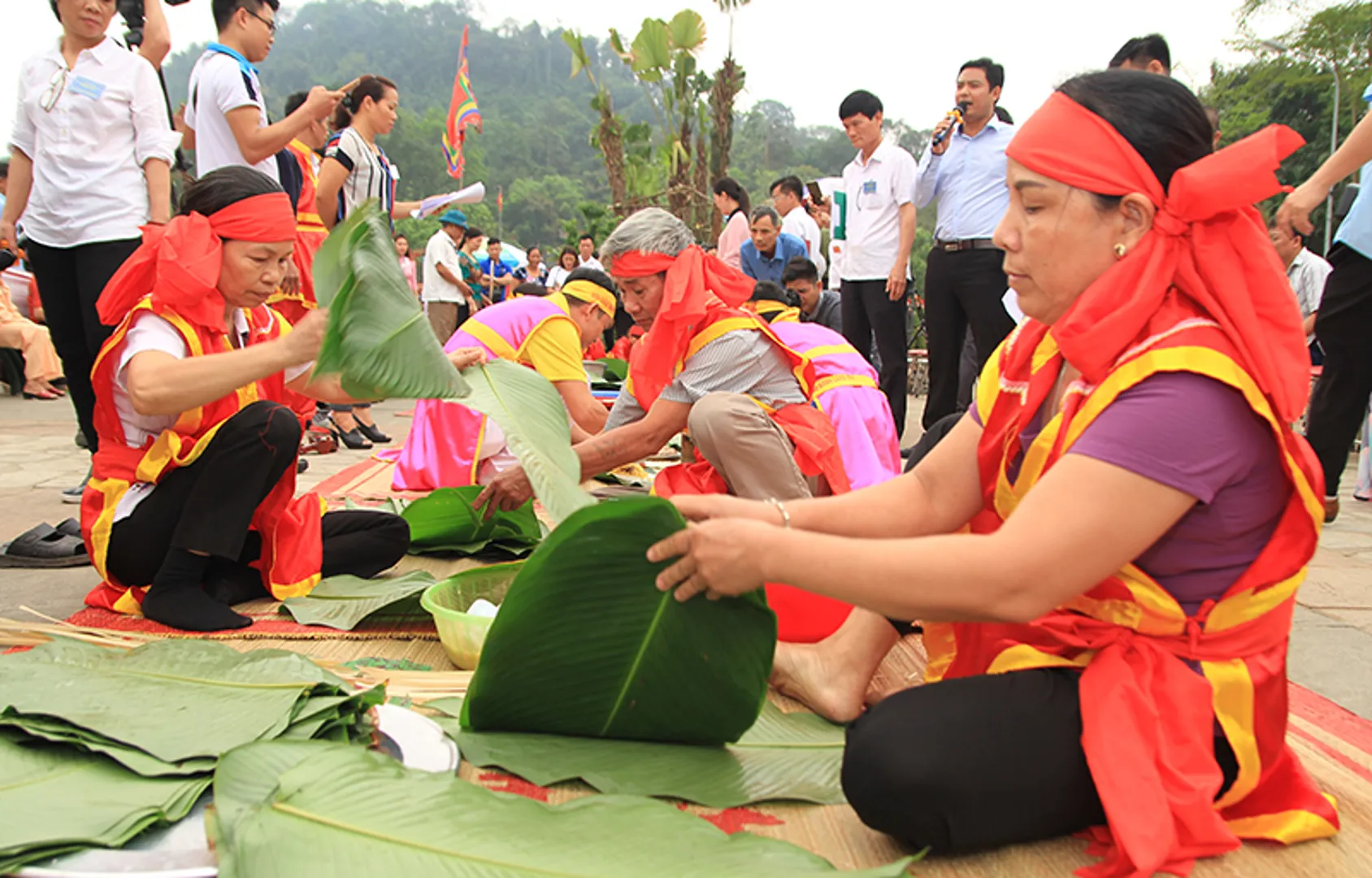 [Ảnh] 13 đội thi tài gói, nấu bánh chưng và giã bánh giầy tại Lễ hội Đền Hùng