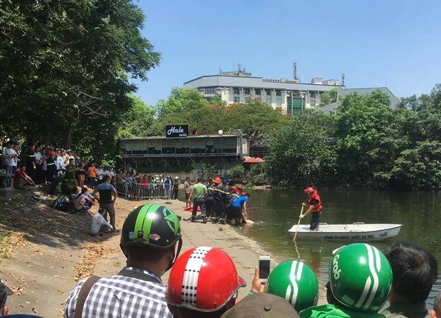 Hà Nội: Cháu nhảy hồ Thiền Quang, ông xuống cứu bị đuối nước tử vong