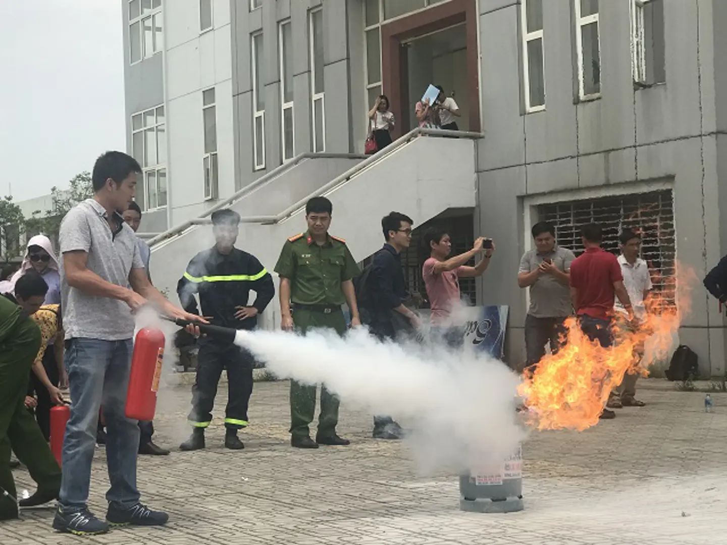 Hàng trăm cán bộ, giáo viên được hướng dẫn kỹ năng xử lý cháy, nổ