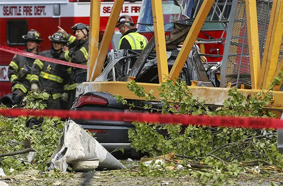 [Ảnh] Hiện trường sập cần cẩu, đè nát loạt ô tô đang lưu thông tại Mỹ