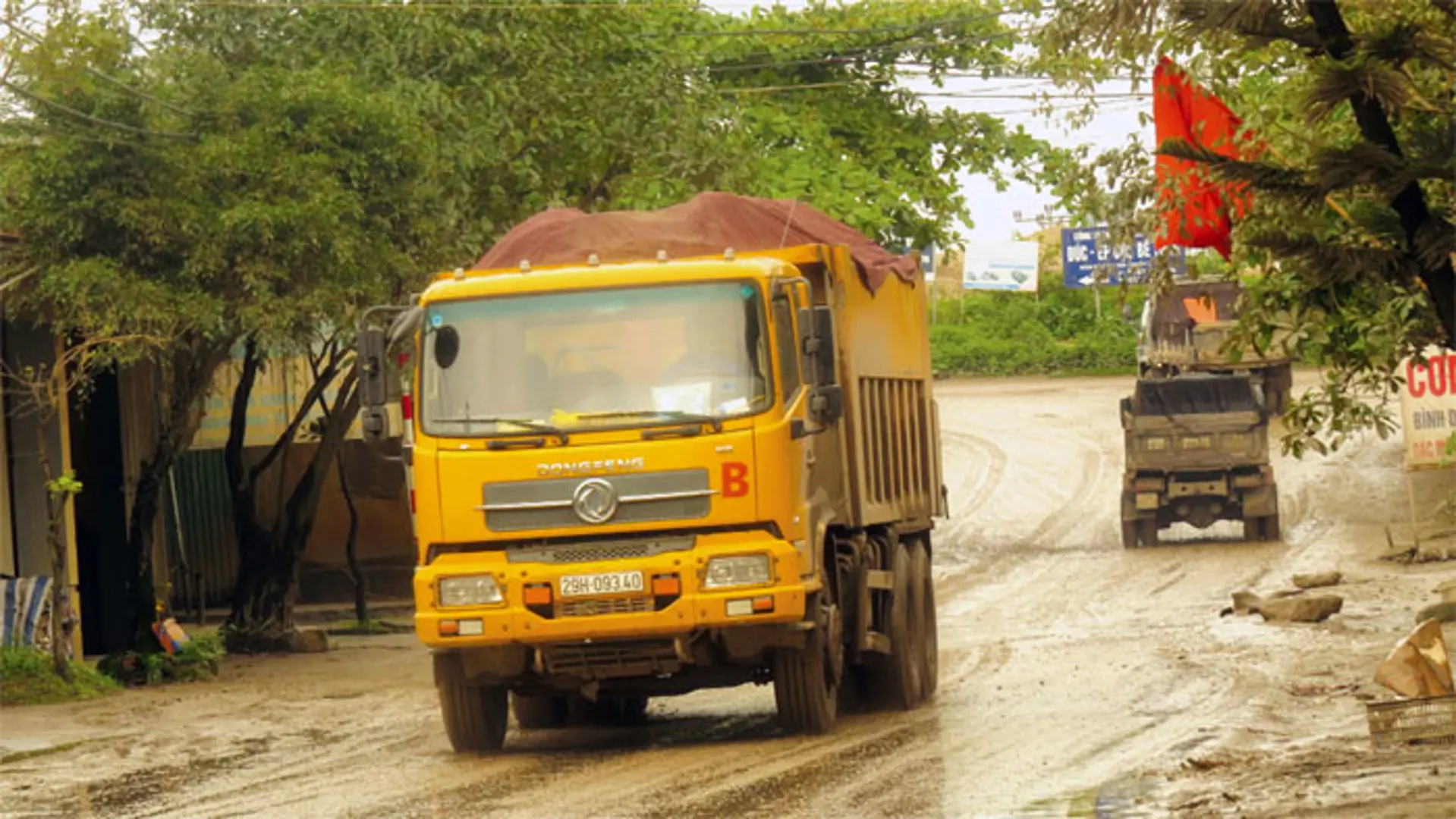 Thị trấn Phú Minh, huyện Phú Xuyên: Bất an vì xe ô tô quá tải hoành hành