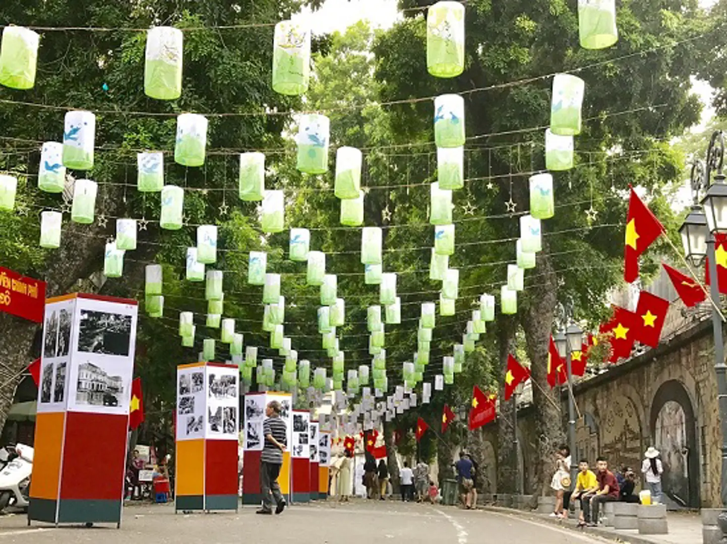 Phố bích họa Phùng Hưng: Tái hiện thời khắc lịch sử giải phóng Thủ đô cách đây 65 năm