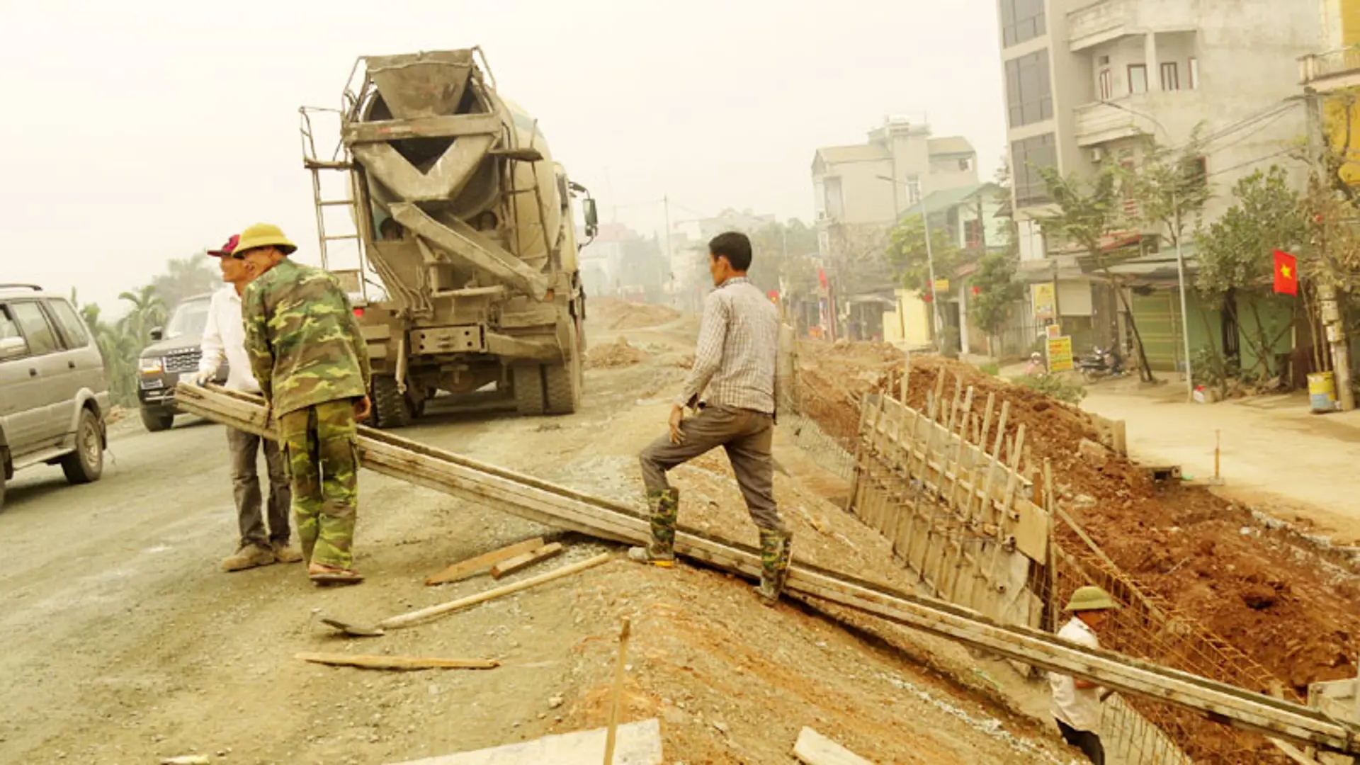 Hoài Đức đẩy nhanh tiến độ thi công cải tạo đê tả Đáy