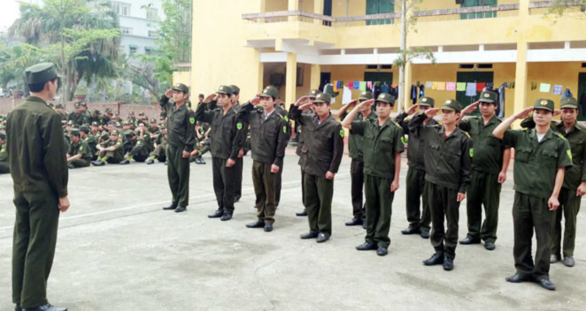 Trang bị súng cho Công an xã: Nên hay không?