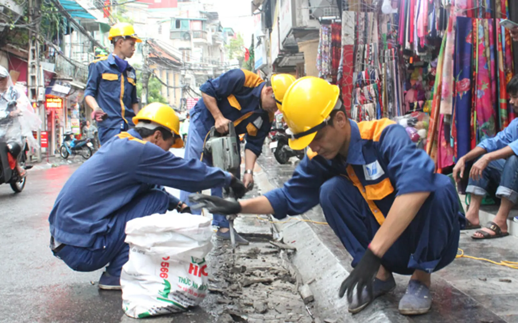 Ra quân thu dọn tấm chắn, vật cẩn trên các ga ghi thu thoát nước phường Hàng Bạc