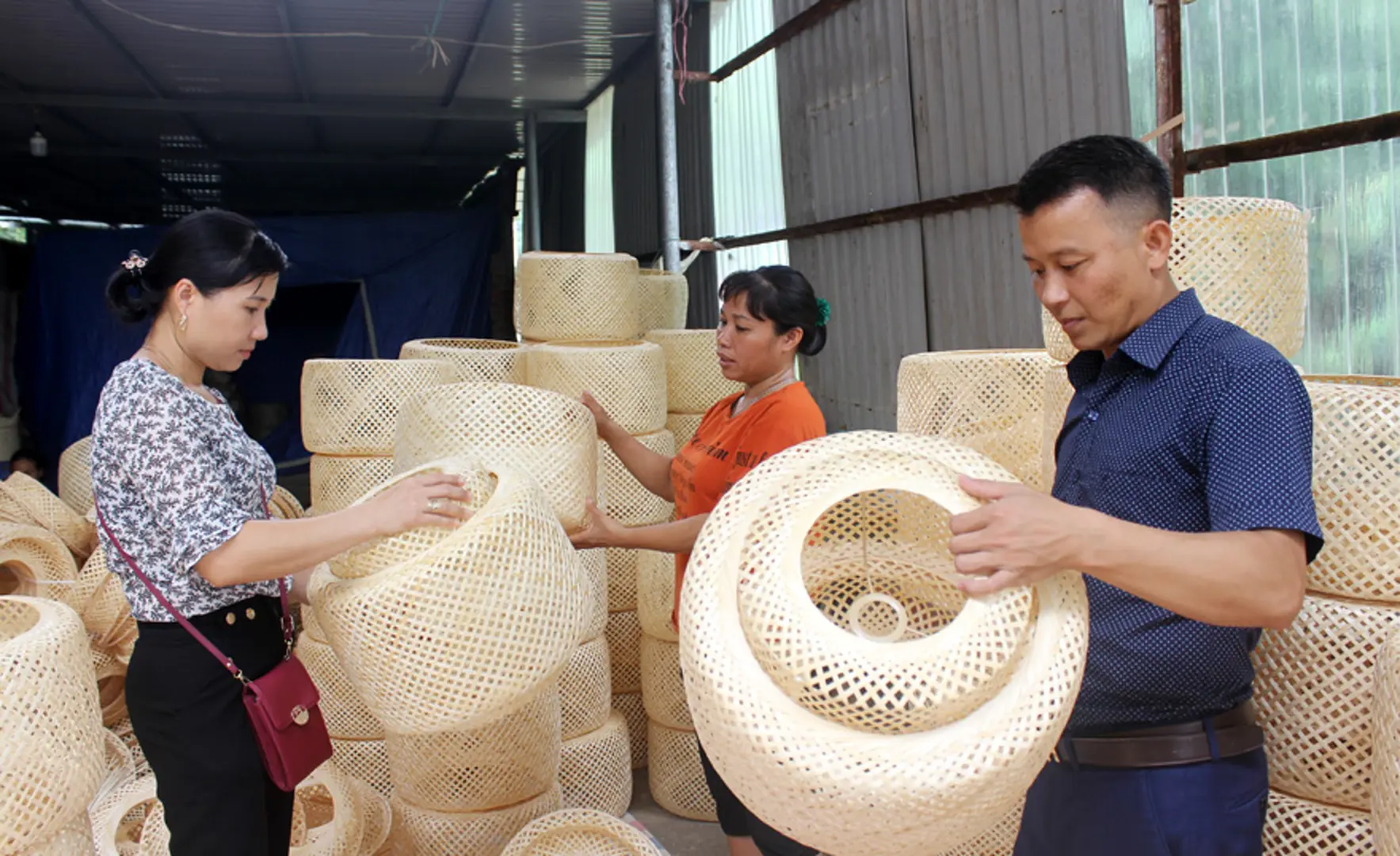 [Cán bộ "đường lối" trong vùng đồng bào dân tộc thiểu số] Bài 2: Cán bộ phụ nữ giúp dân làm kinh tế