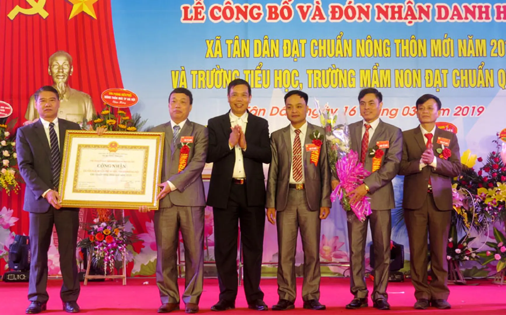 Tân Dân đón nhận chuẩn nông thôn mới