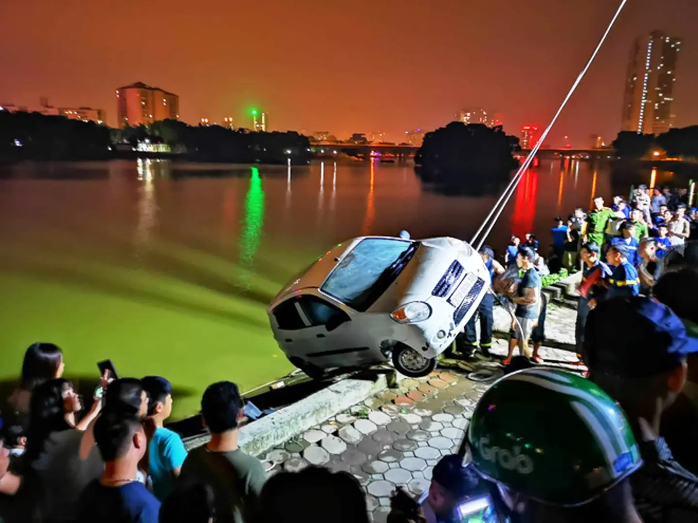 Ô tô từ trên đường lao thẳng xuống hồ Linh Đàm “tắm mát”